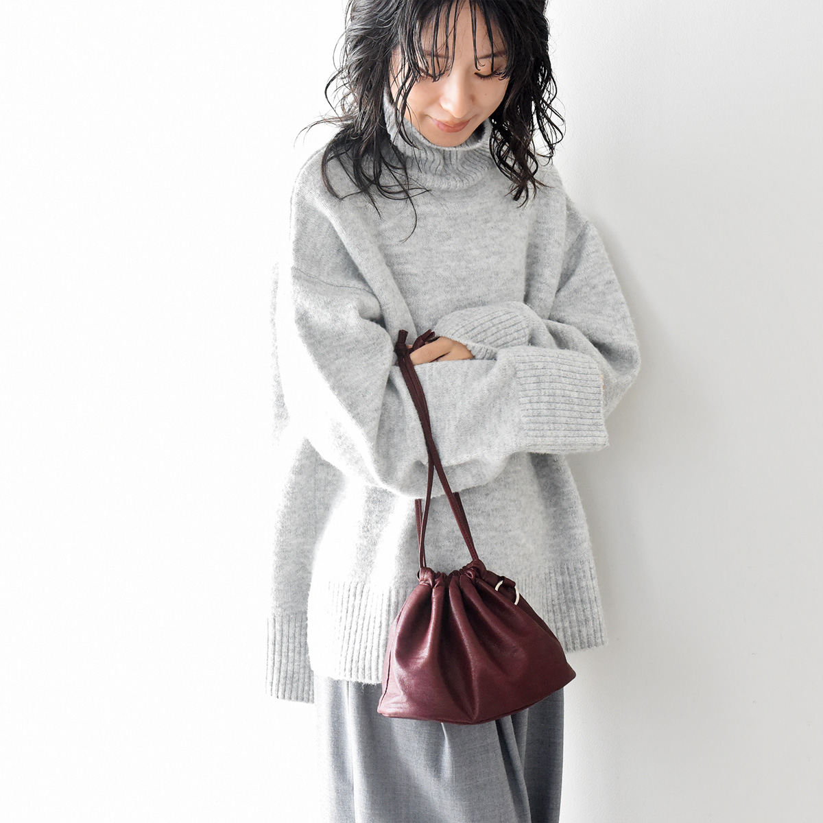 このくたっと感がたまらない。注目度ナンバーワンの『巾着ミニバッグ』スタッフ3名の愛用レポ