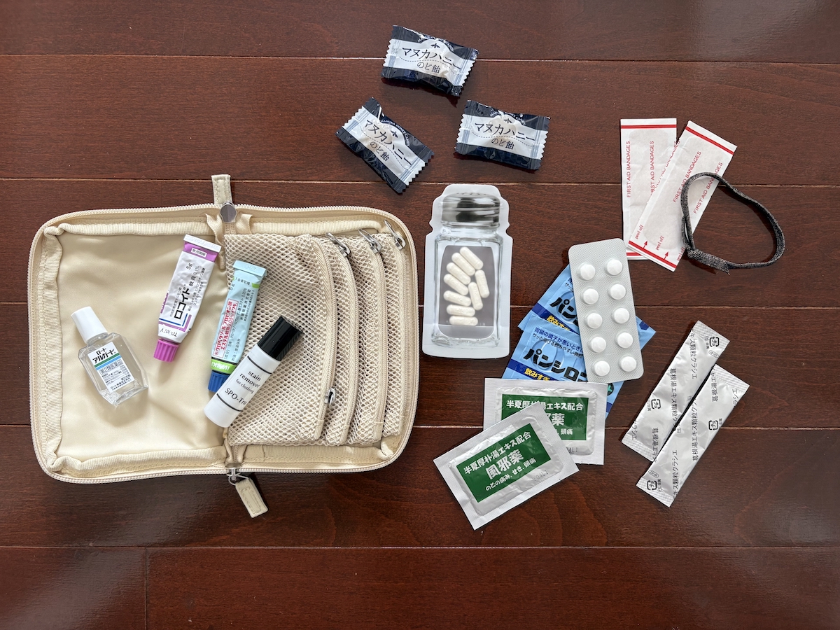 収納上手な４in１。小物迷子がなくなる「手帳型ミニポーチ」、スタッフは旅にも趣味にも愛用中〜