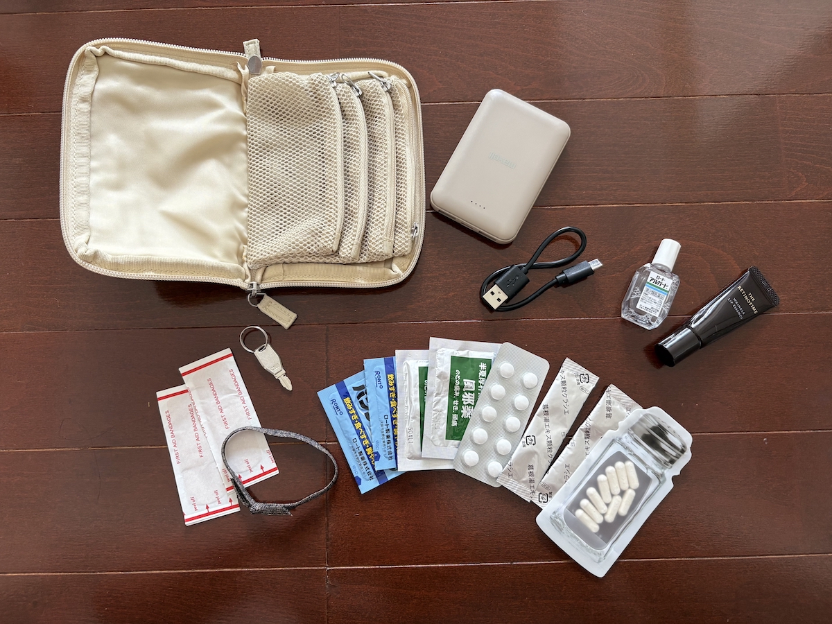 収納上手な４in１。小物迷子がなくなる「手帳型ミニポーチ」、スタッフは旅にも趣味にも愛用中〜