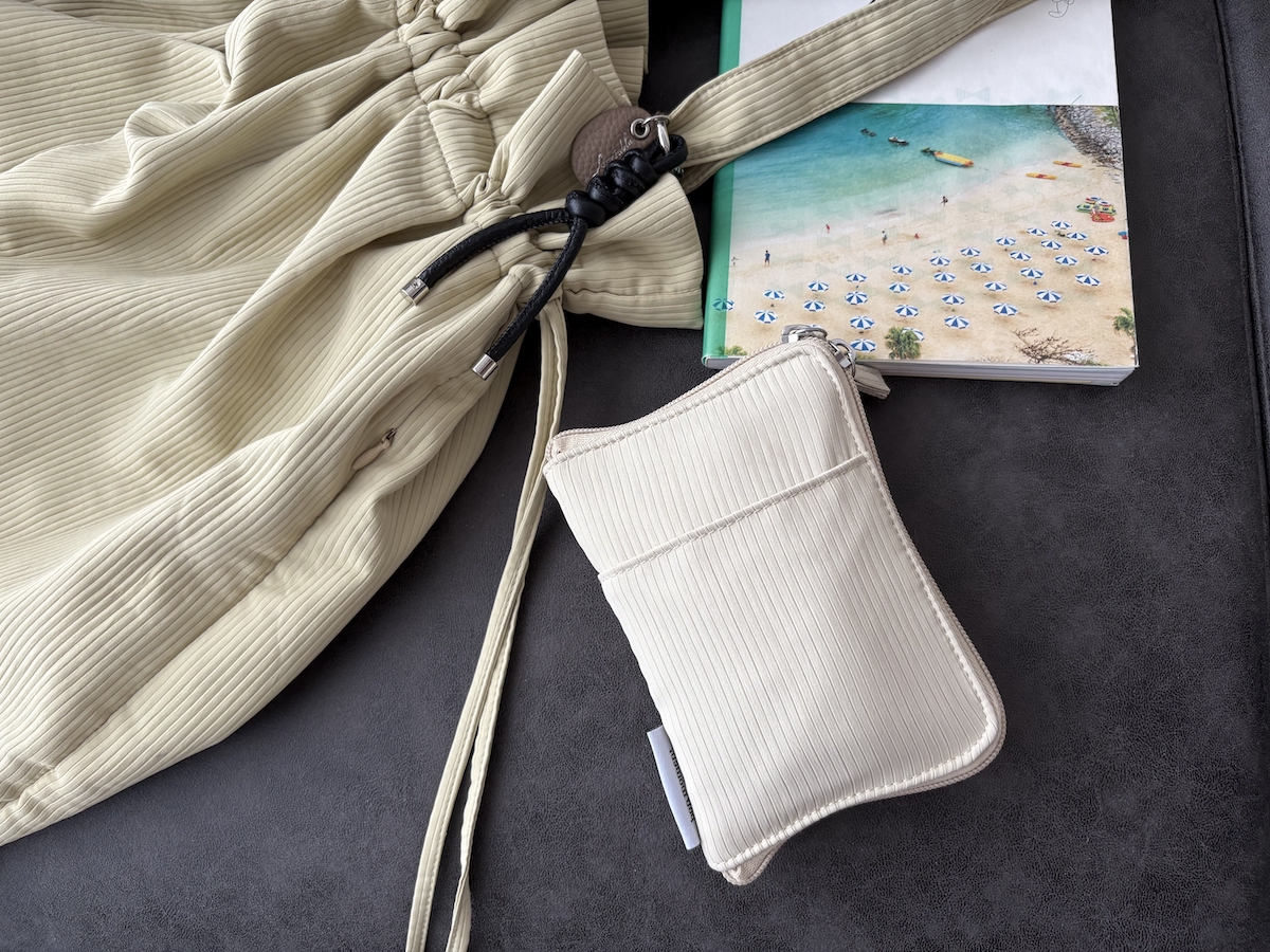 収納上手な４in１。小物迷子がなくなる「手帳型ミニポーチ」、スタッフは旅にも趣味にも愛用中〜