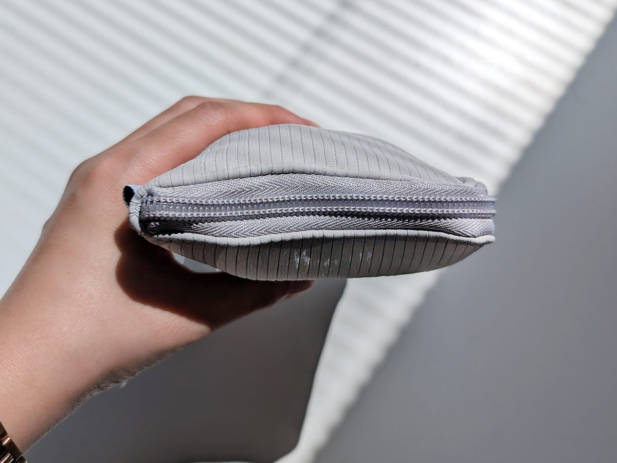 収納上手な４in１。小物迷子がなくなる「手帳型ミニポーチ」、スタッフは旅にも趣味にも愛用中〜