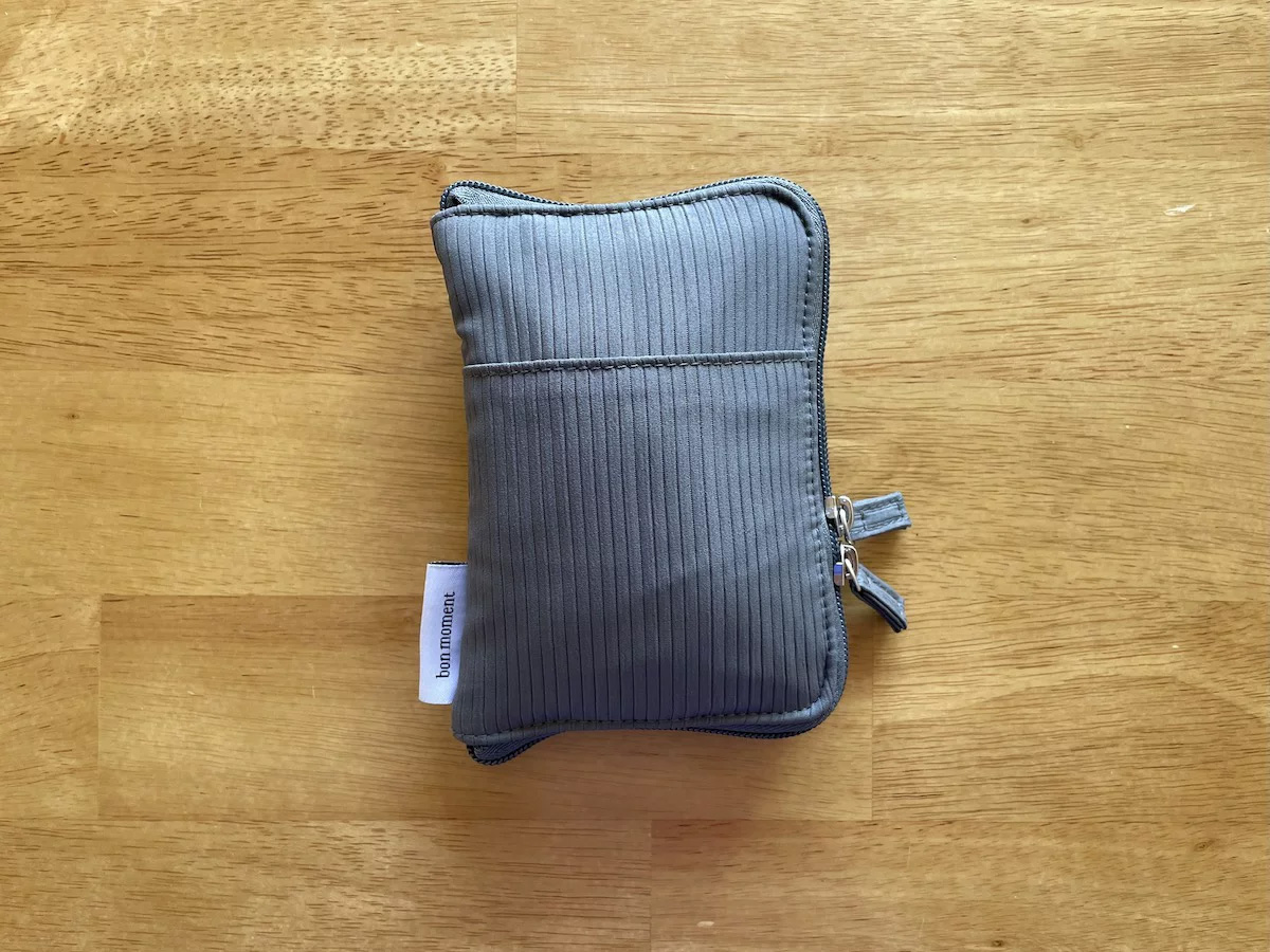 収納上手な４in１。小物迷子がなくなる「手帳型ミニポーチ」、スタッフは旅にも趣味にも愛用中〜