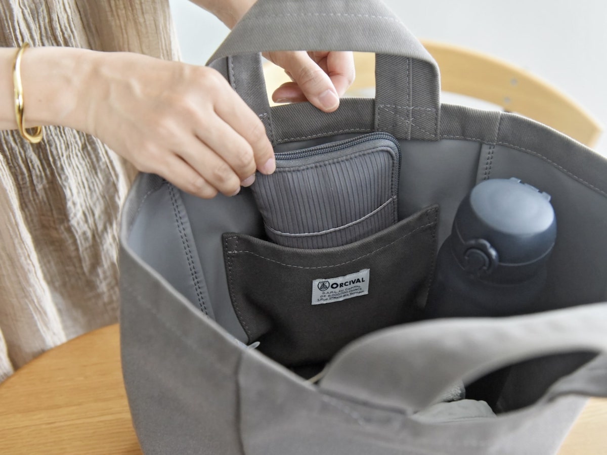 収納上手な４in１。小物迷子がなくなる「手帳型ミニポーチ」、スタッフは旅にも趣味にも愛用中〜