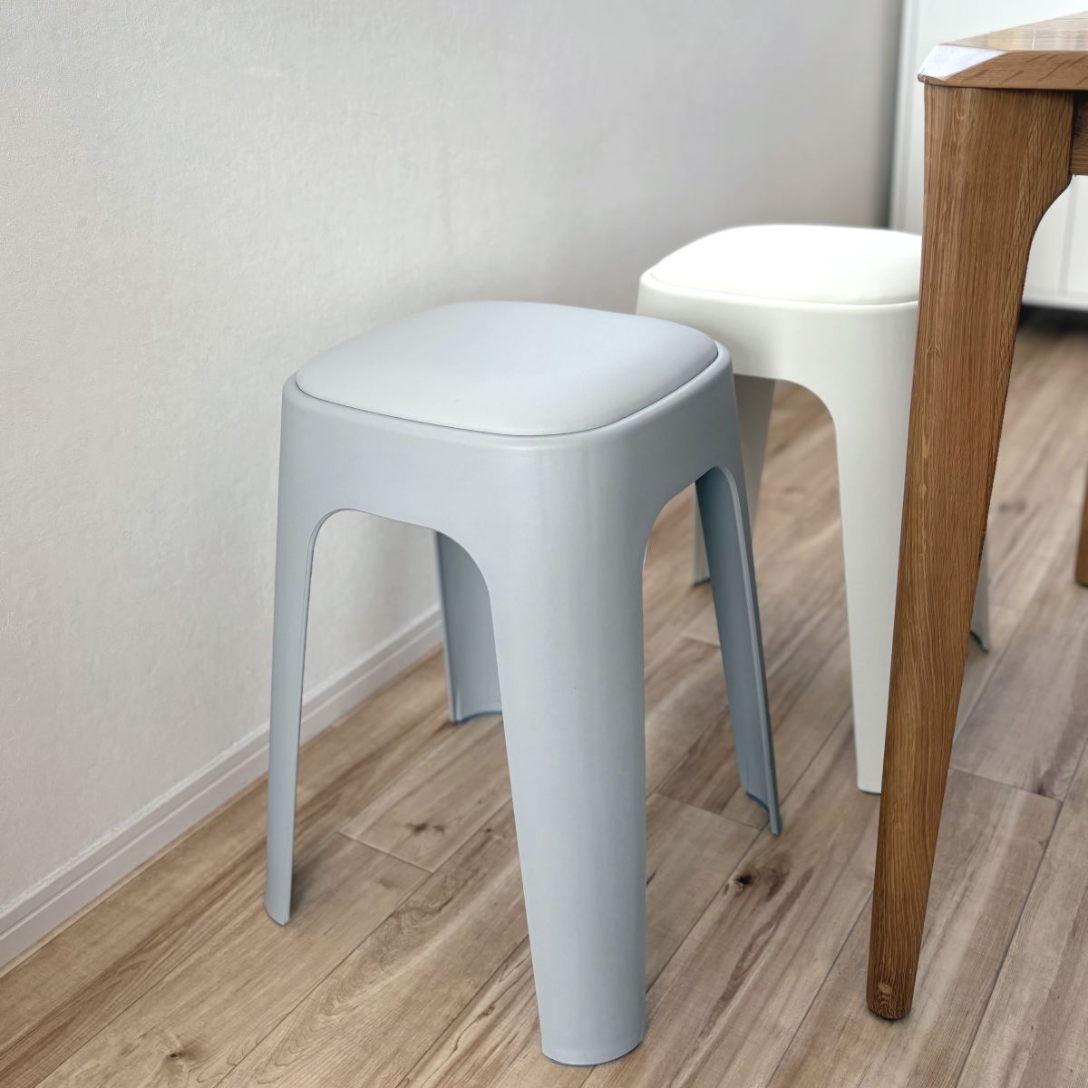 もちもち座面でおもてなし。来客時にも助かるクッションつきスツールのある暮らし【インスタグラマーさんのもの選び】