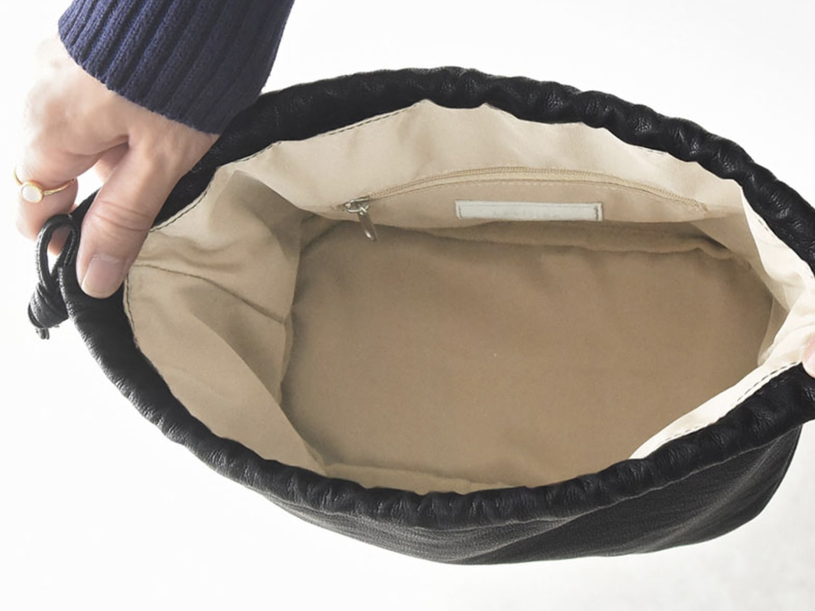 ペットボトルにカメラまで。見た目以上に入ってバッグにもなる『巾着ポーチ』インスタグラマーさんの使い方