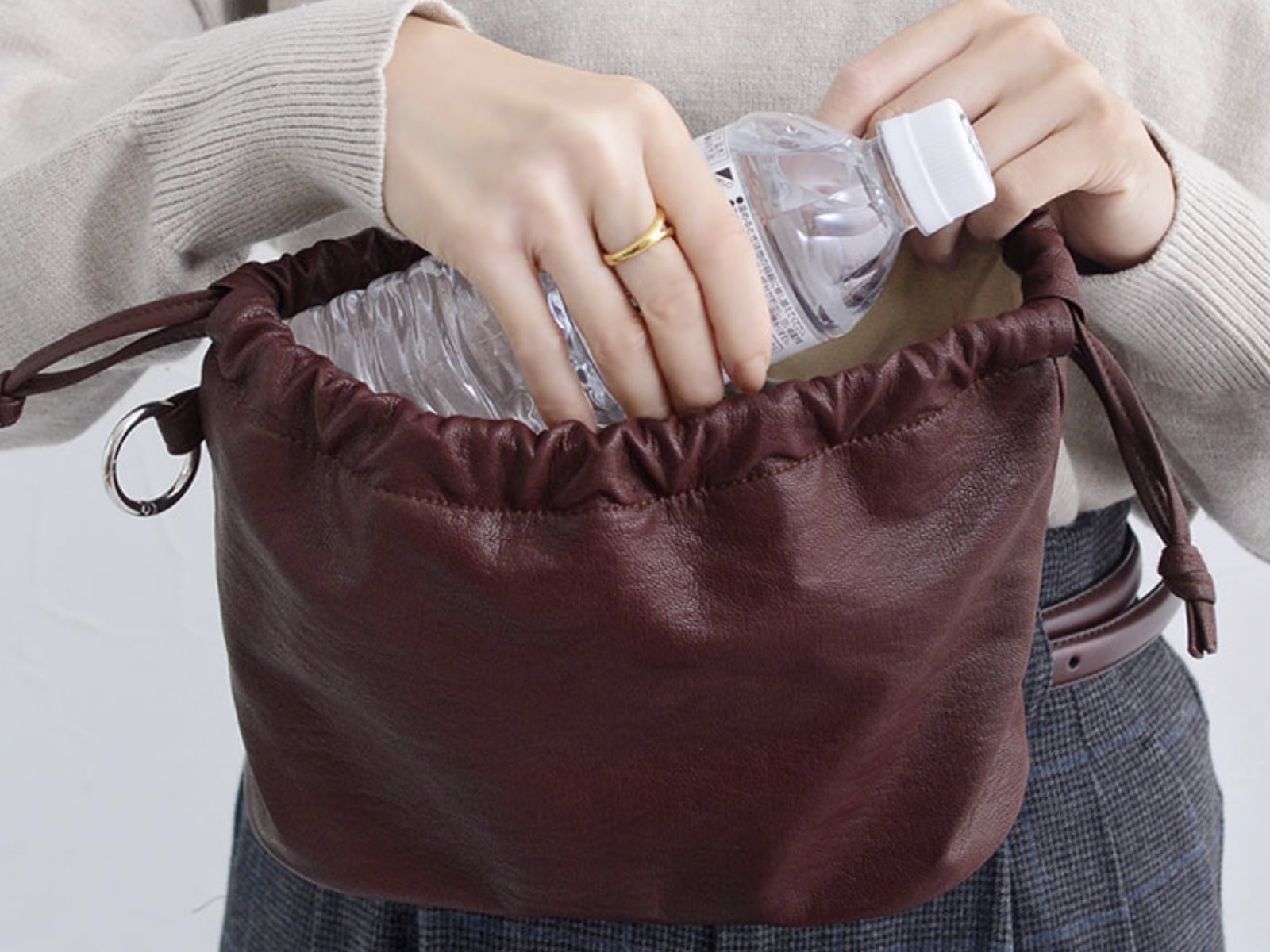 ペットボトルにカメラまで。見た目以上に入ってバッグにもなる『巾着ポーチ』インスタグラマーさんの使い方
