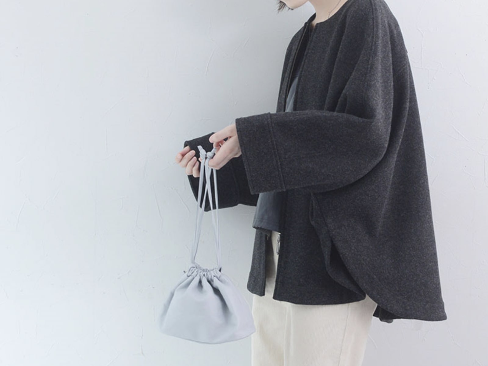 ペットボトルにカメラまで。見た目以上に入ってバッグにもなる『巾着ポーチ』インスタグラマーさんの使い方