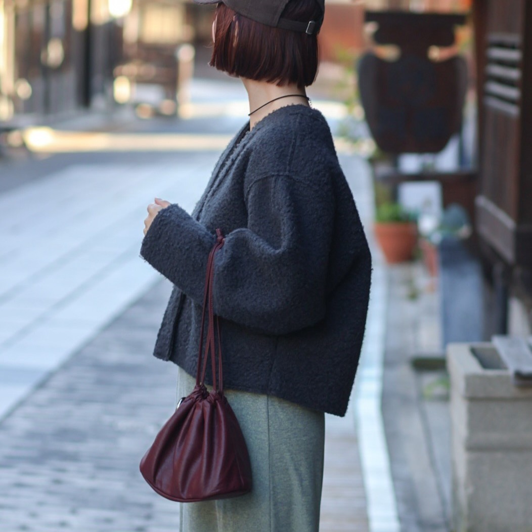 ペットボトルにカメラまで。見た目以上に入ってバッグにもなる『巾着ポーチ』インスタグラマーさんの使い方