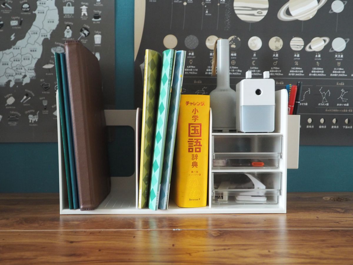 ノートも文房具も散らからない！置くだけで学習机が整う「多機能ブックスタンド」