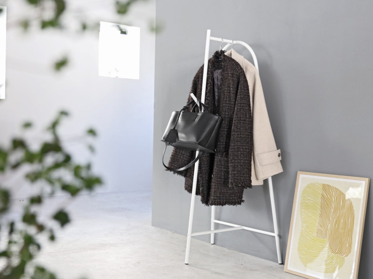 狭い玄関で省スペース収納を叶える方法とは？コート掛けもバッグ置き場もすっきり整う収納アイデア