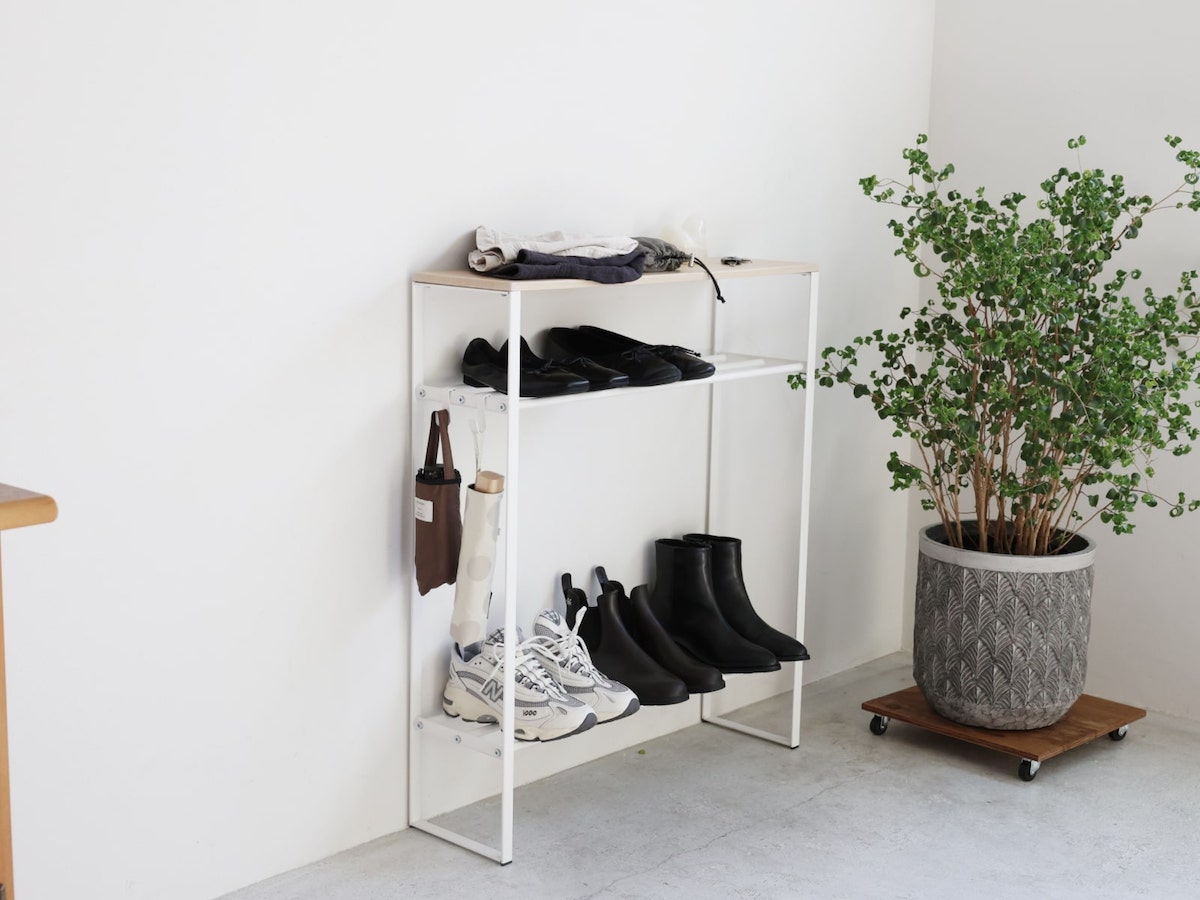 狭い玄関で省スペース収納を叶える方法とは？コート掛けもバッグ置き場もすっきり整う収納アイデア