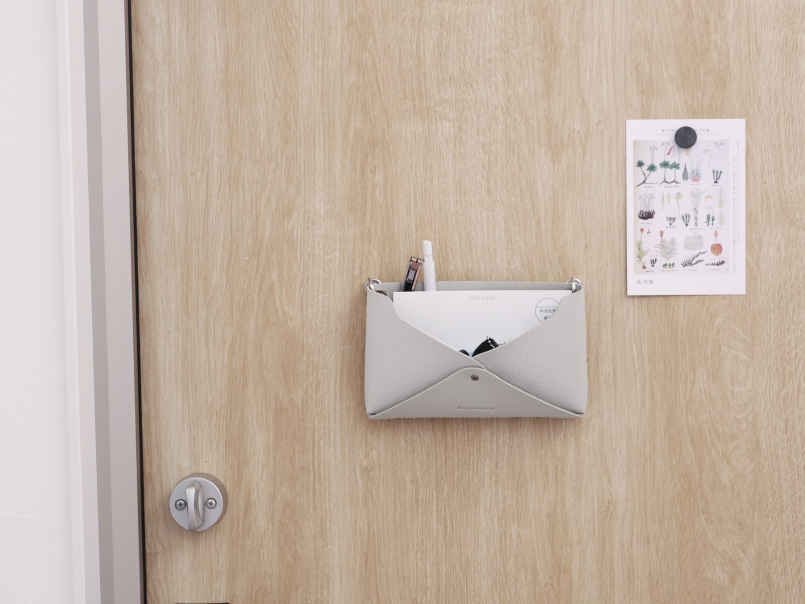 狭い玄関で省スペース収納を叶える方法とは？コート掛けもバッグ置き場もすっきり整う収納アイデア