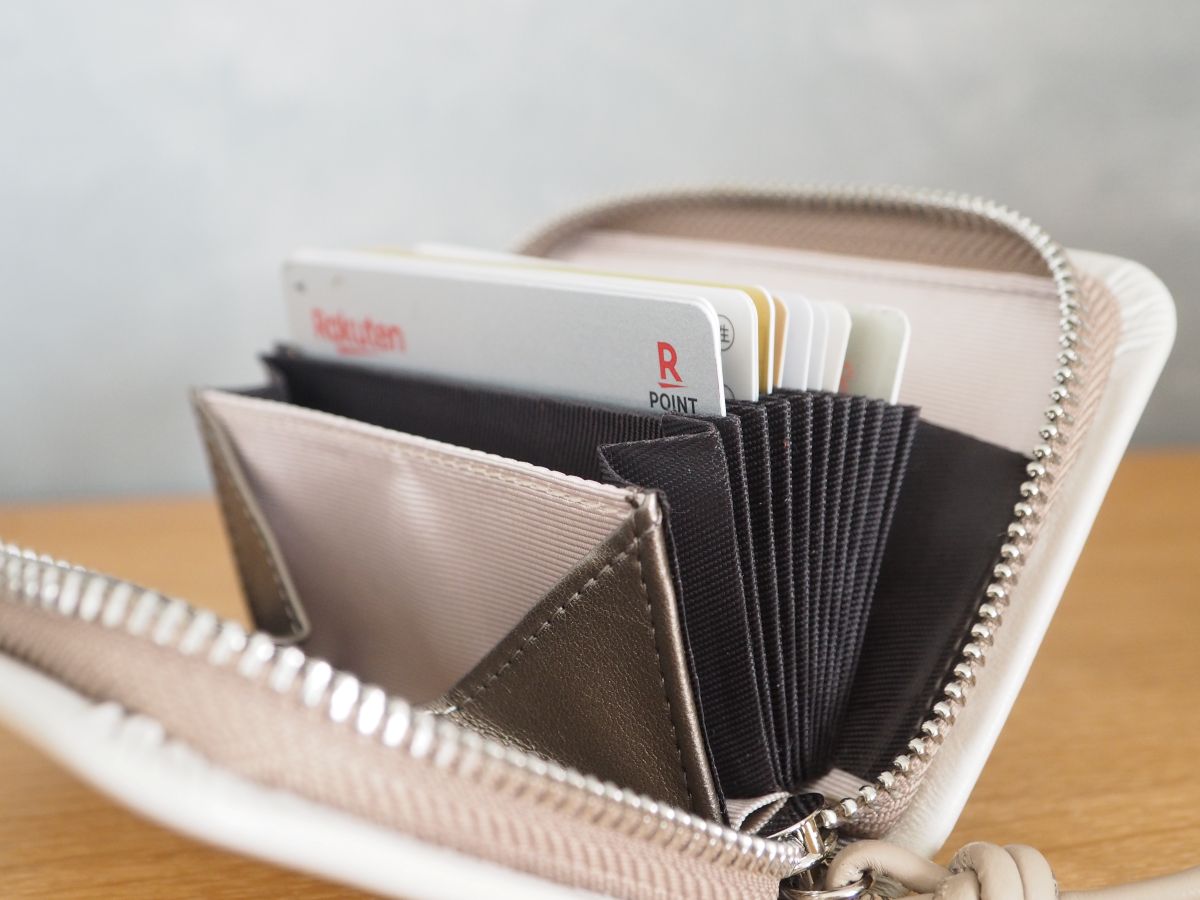 新年の買い替えに。コンパクトなのに中身が一目でわかる「二つ折り財布」