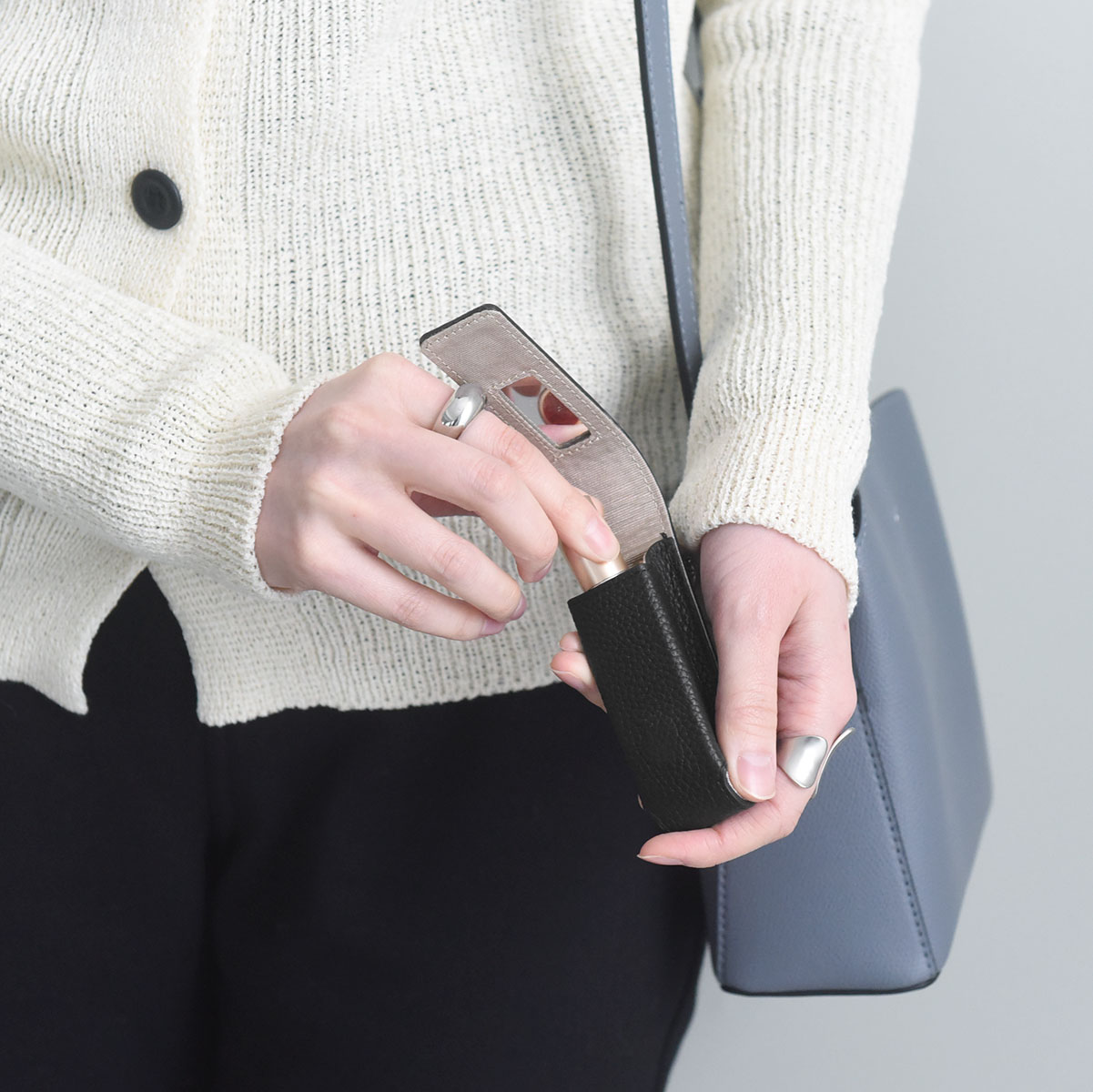 化粧直しも、身だしなみチェックも一瞬で。買って正解！スタッフのお気に入り「本革リップケース」レポ