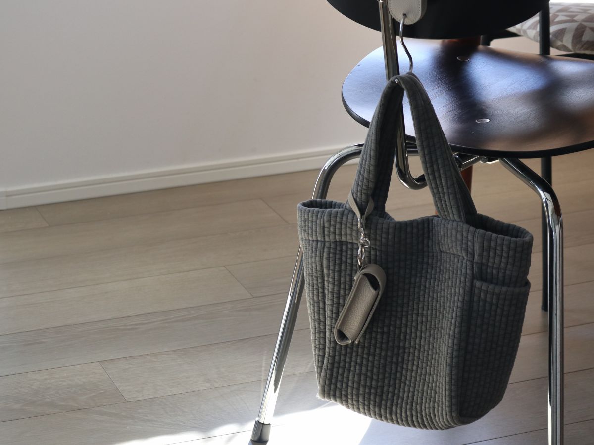 化粧直しも、身だしなみチェックも一瞬で。買って正解！スタッフのお気に入り「本革リップケース」レポ