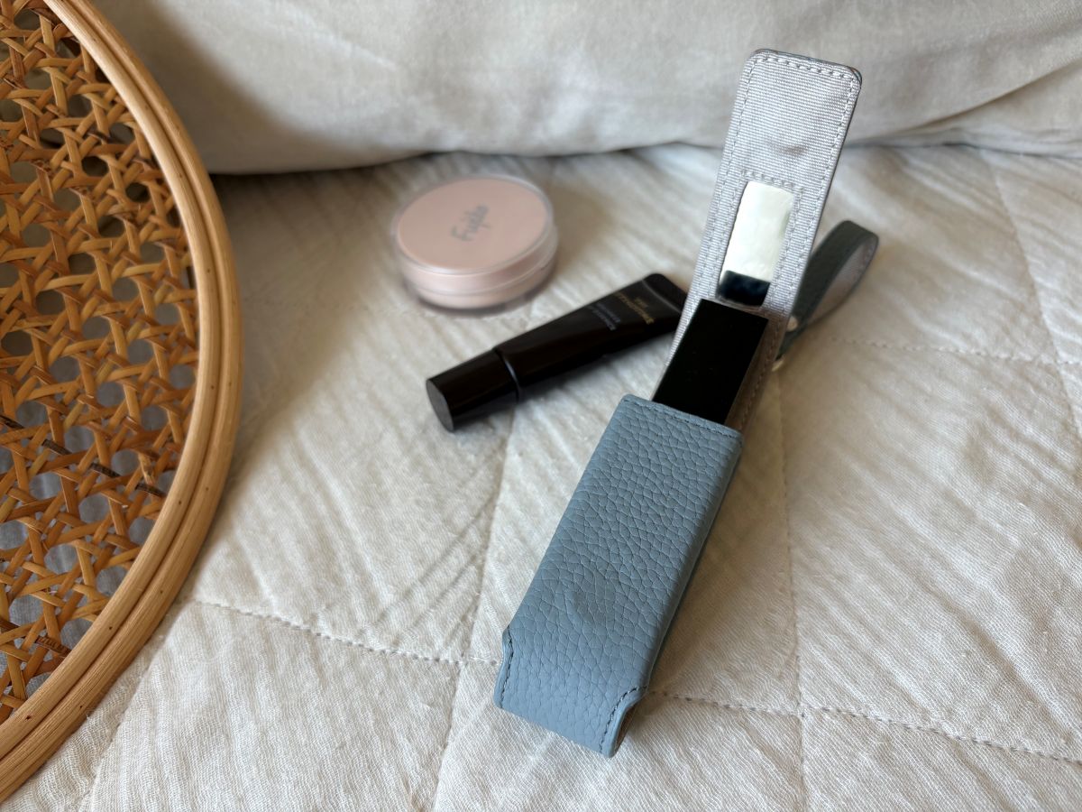 化粧直しも、身だしなみチェックも一瞬で。買って正解！スタッフのお気に入り「本革リップケース」レポ
