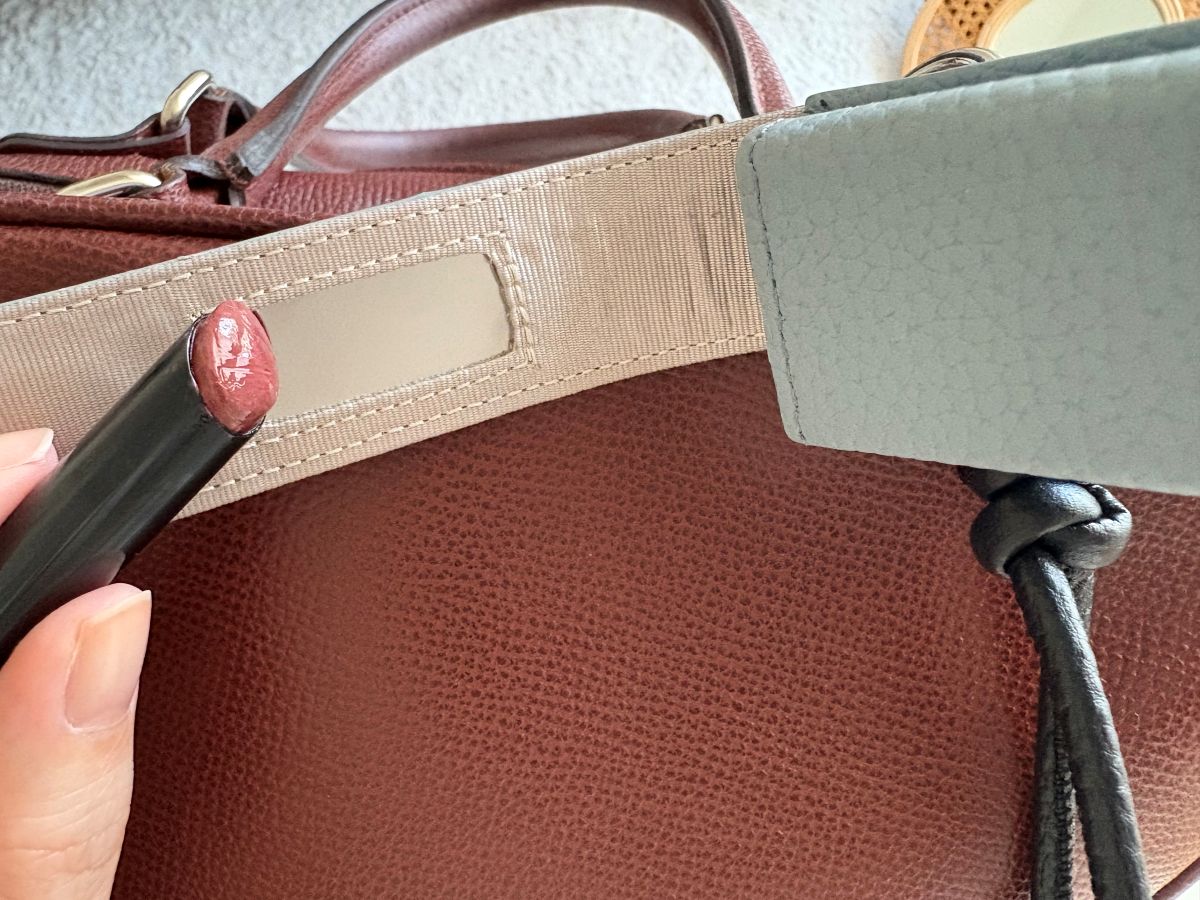 化粧直しも、身だしなみチェックも一瞬で。買って正解！スタッフのお気に入り「本革リップケース」レポ