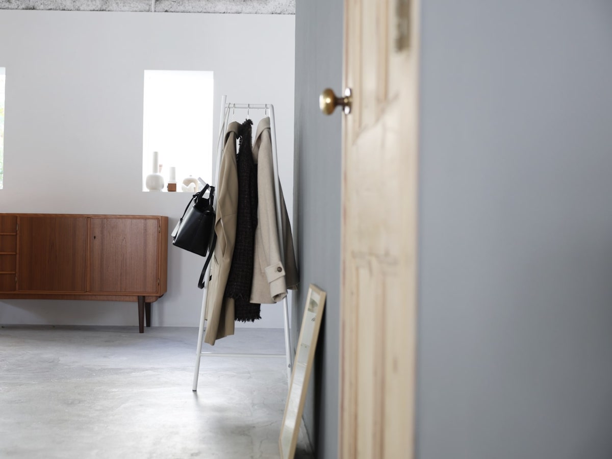 花粉のついたコートは玄関を定位置に！安定していてコンパクト・子どももかけやすいとIGさんも褒めたコートハンガーの話