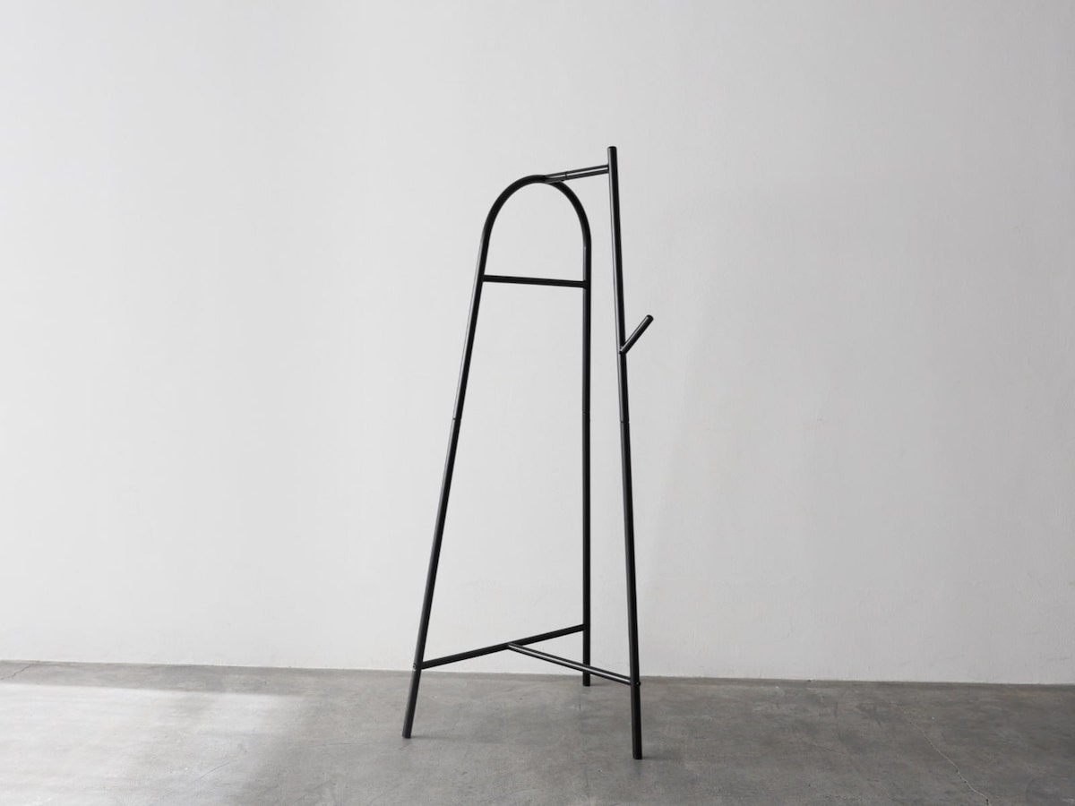 花粉のついたコートは玄関を定位置に！安定していてコンパクト・子どももかけやすいとIGさんも褒めたコートハンガーの話