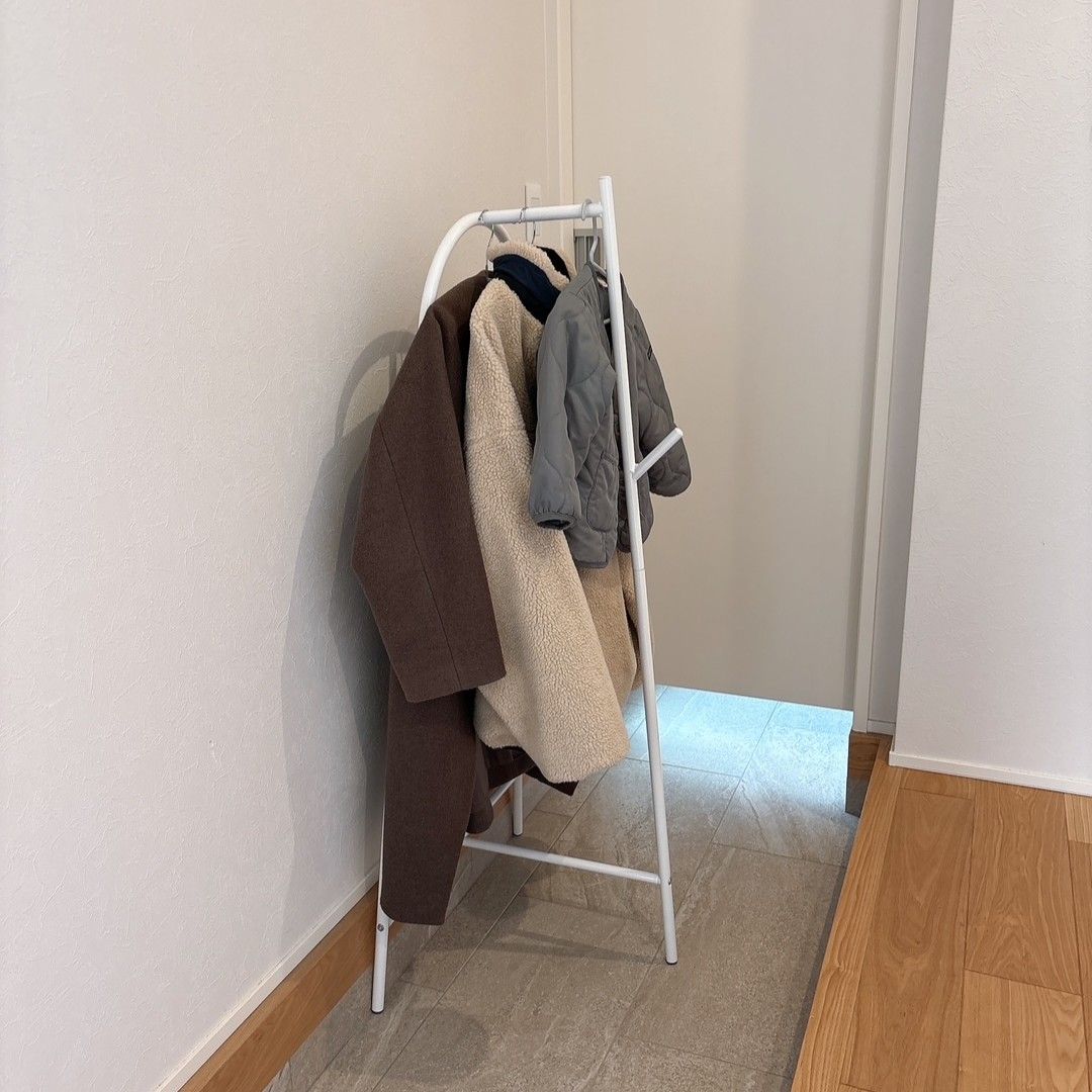 花粉のついたコートは玄関を定位置に！安定していてコンパクト・子どももかけやすいとIGさんも褒めたコートハンガーの話