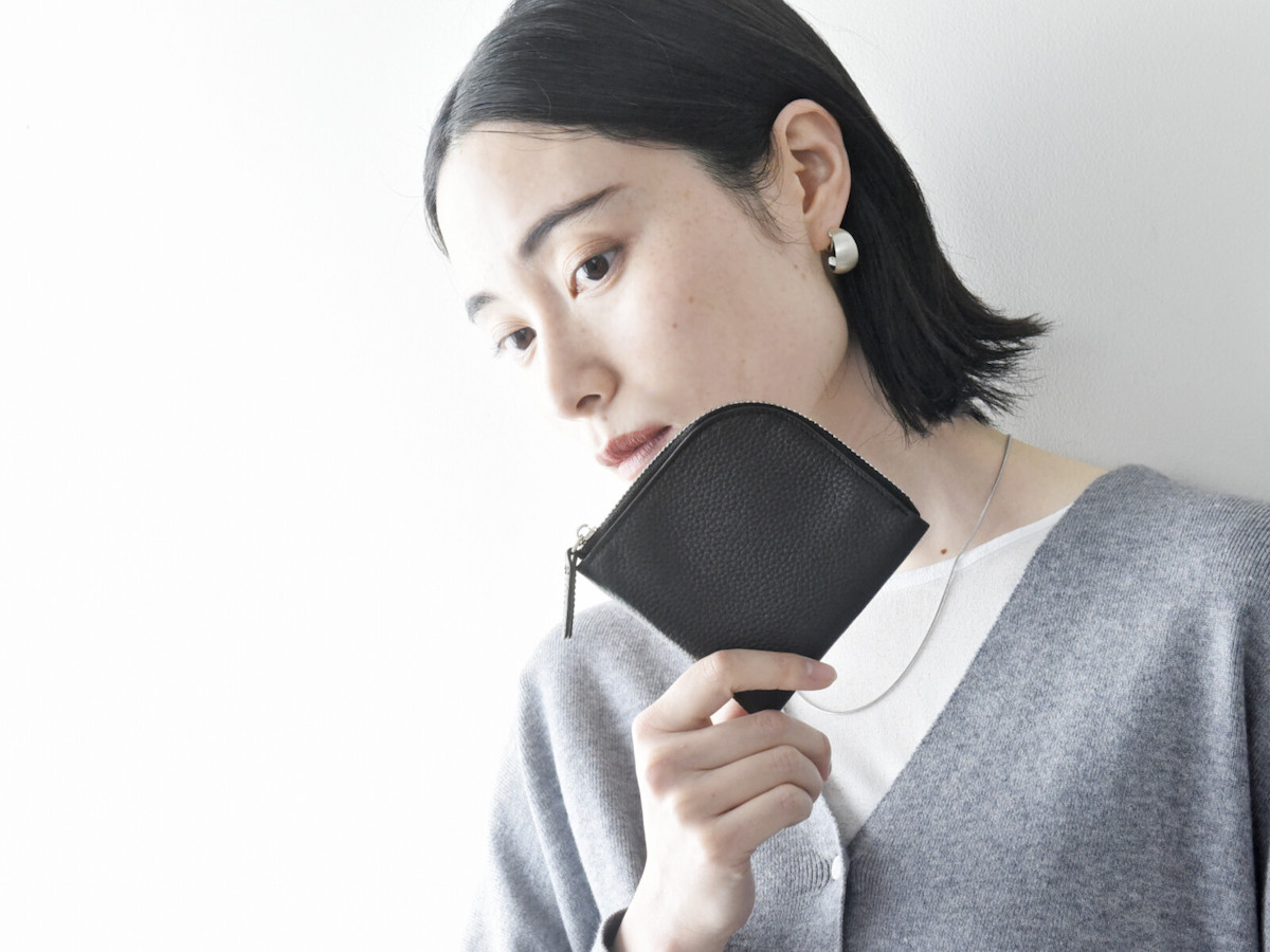 ハンカチサイズで持てる！？薄さわずか8mmの手のひら財布が、キャッシュレス時代にちょうどいい。