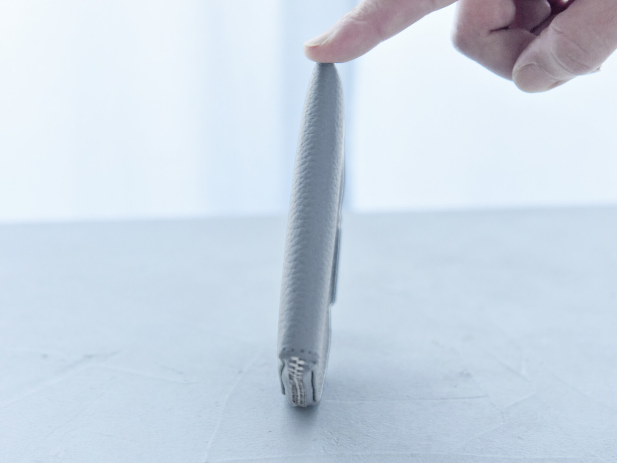 ハンカチサイズで持てる！？薄さわずか8mmの手のひら財布が、キャッシュレス時代にちょうどいい。