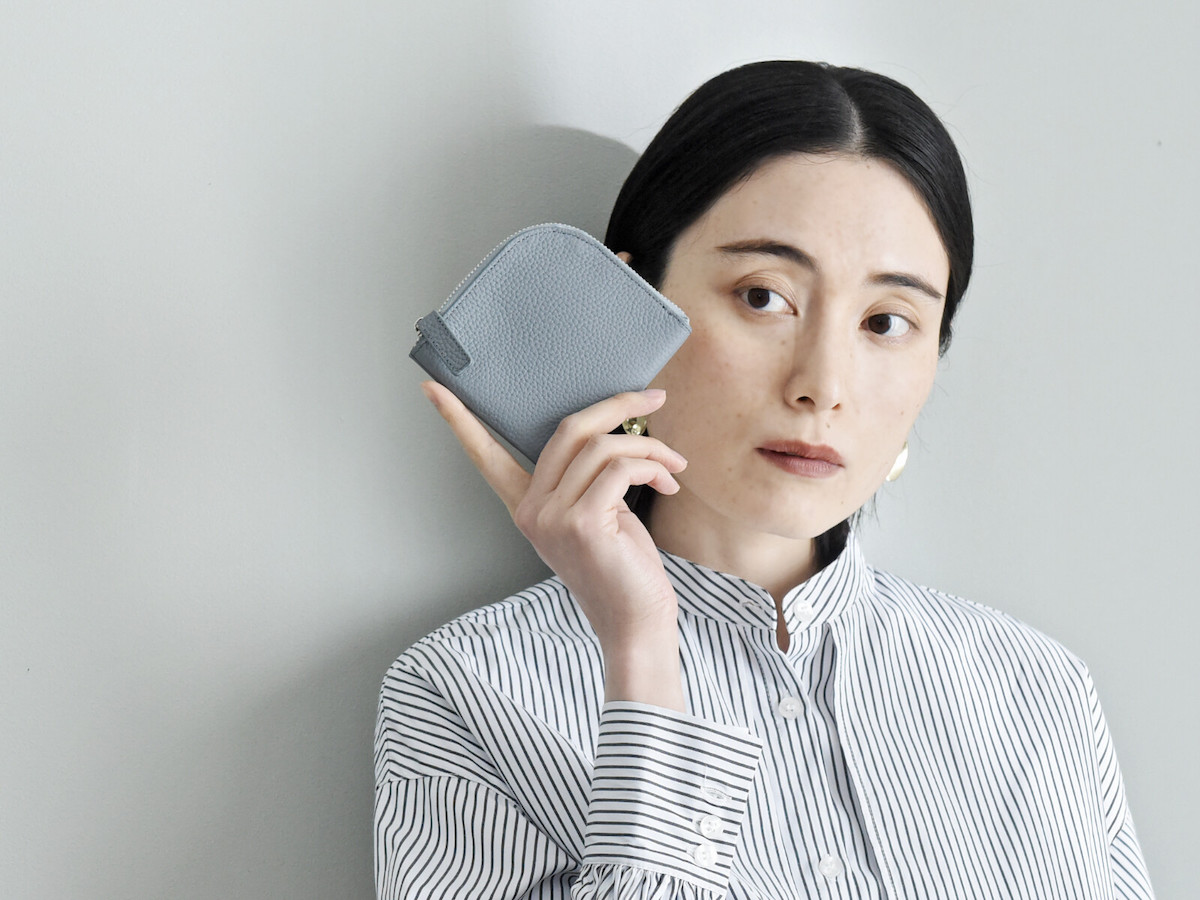 ハンカチサイズで持てる!?薄さわずか8mmの手のひら財布が、キャッシュレス時代にちょうどいい。