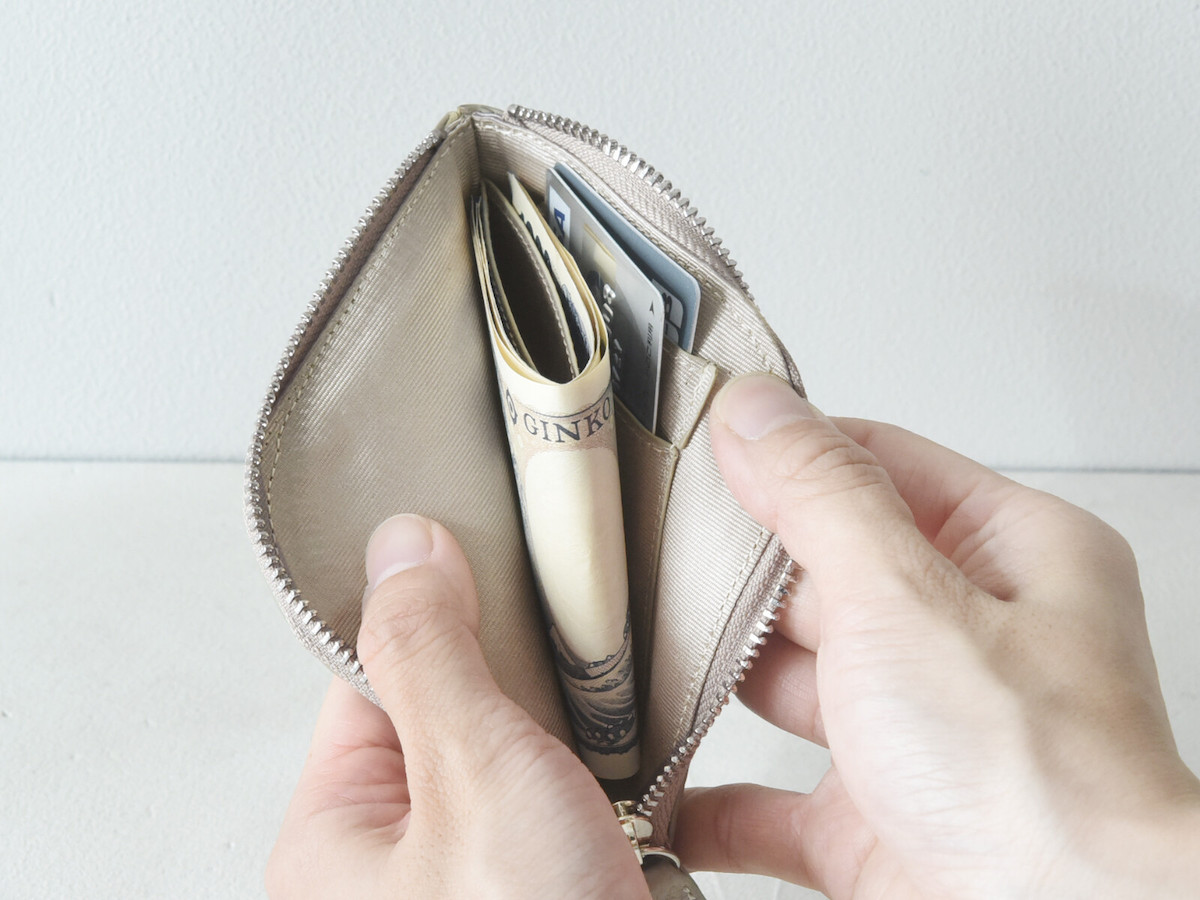 ハンカチサイズで持てる！？薄さわずか8mmの手のひら財布が、キャッシュレス時代にちょうどいい。