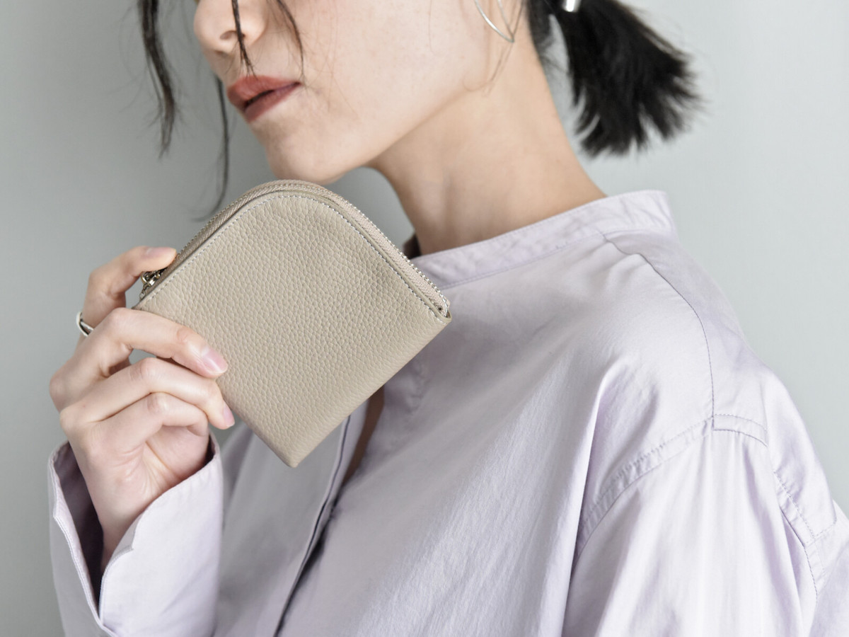 ハンカチサイズで持てる！？薄さわずか8mmの手のひら財布が、キャッシュレス時代にちょうどいい。