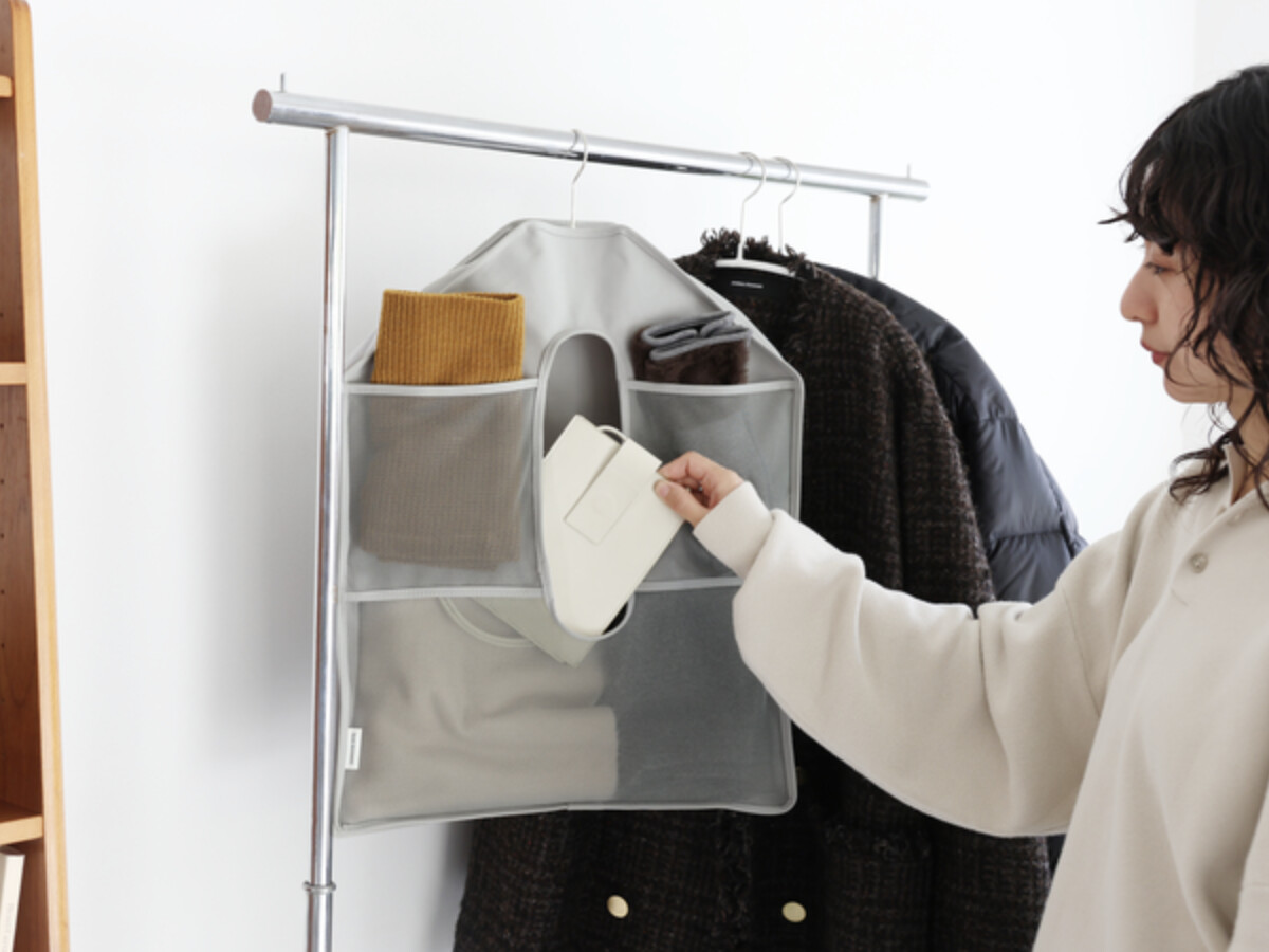 「よく使うモノの定位置」にも！スタッフ宅でも大活躍中の、クローゼットの新・浮かせる収納術