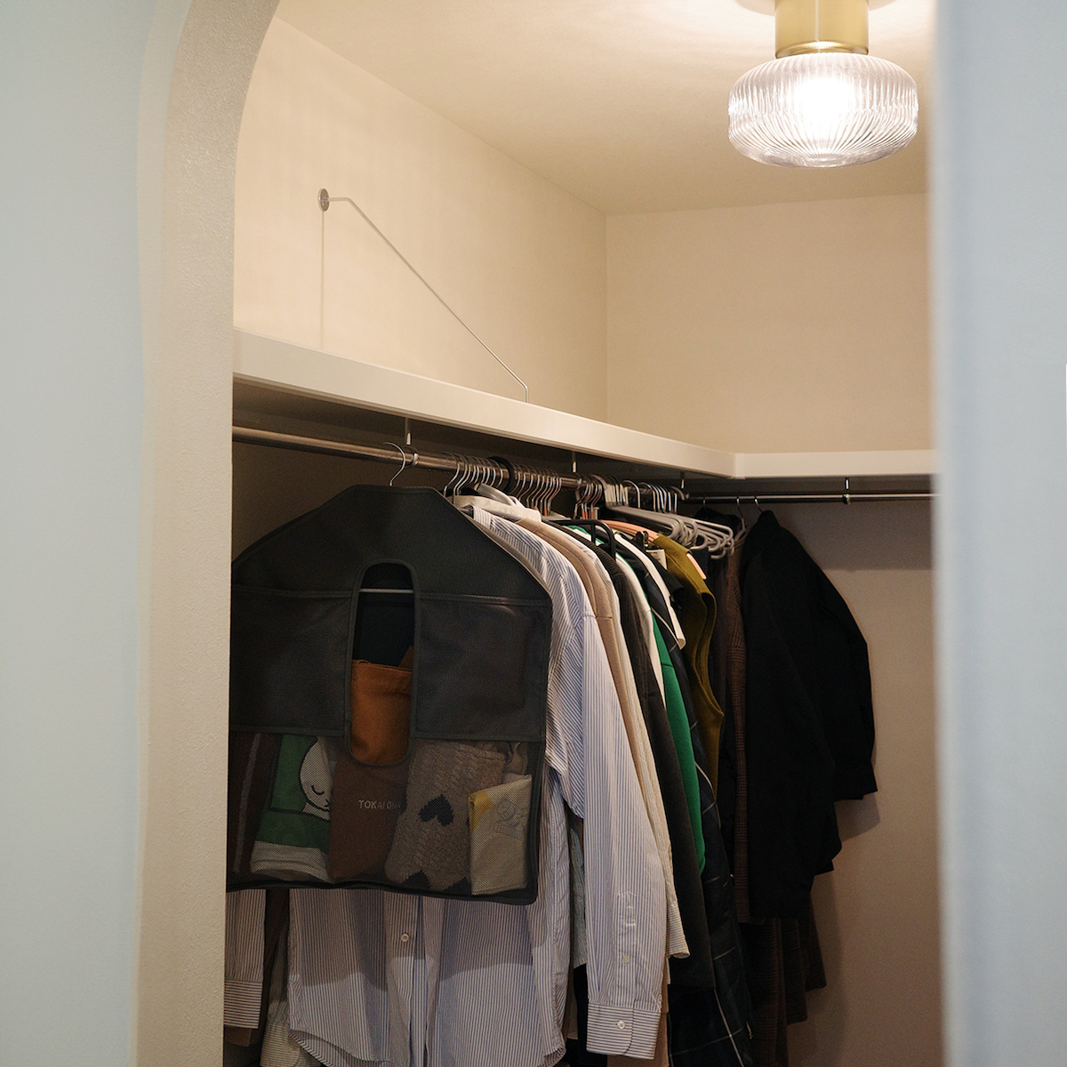 「よく使うモノの定位置」にも！スタッフ宅でも大活躍中の、クローゼットの新・浮かせる収納術