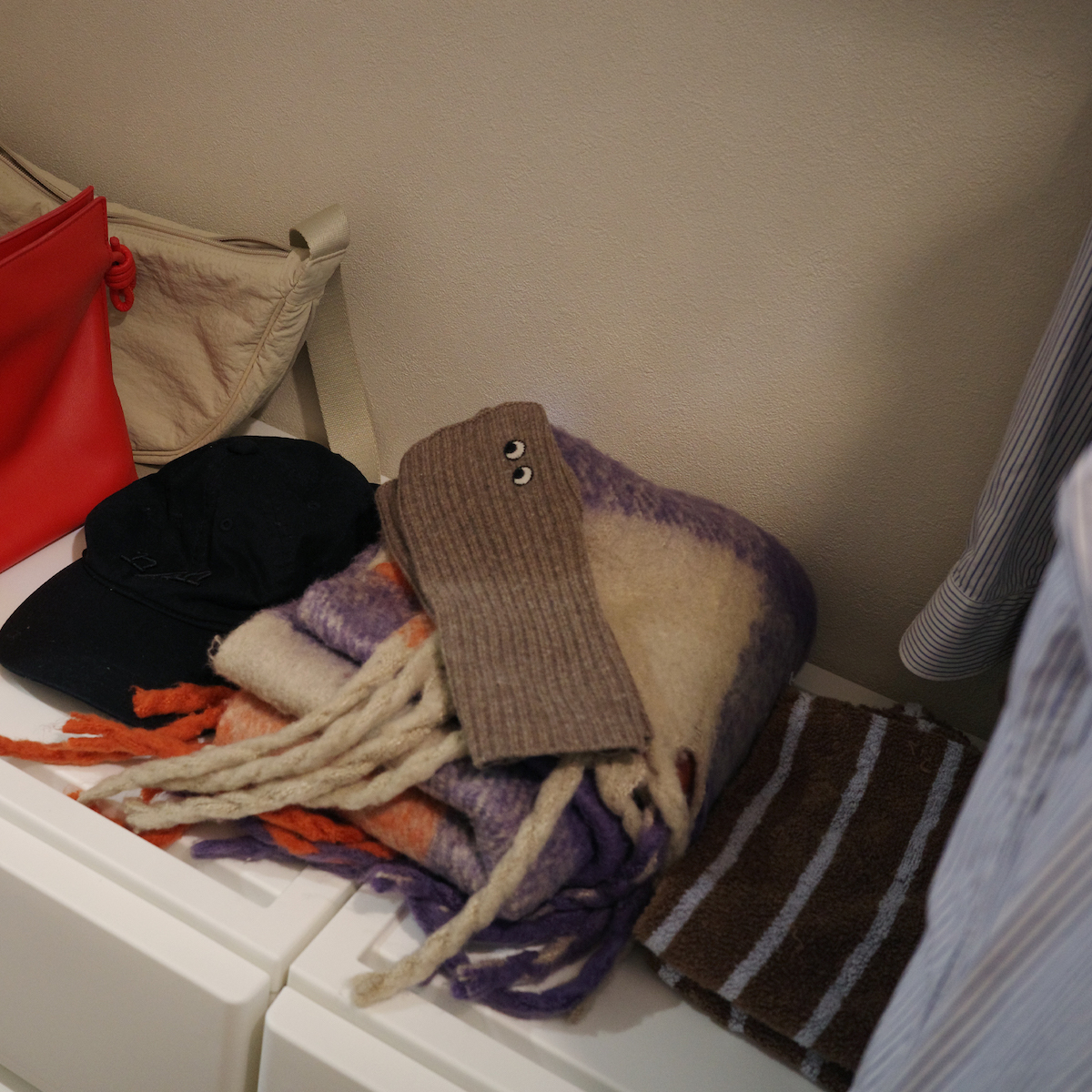 「よく使うモノの定位置」にも！スタッフ宅でも大活躍中の、クローゼットの新・浮かせる収納術