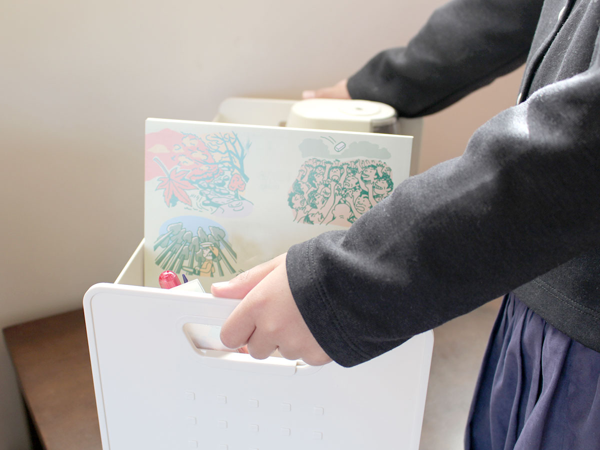 勉強机がなくたって。テーブルが機能的なデスクに変身「収納ブックスタンド」