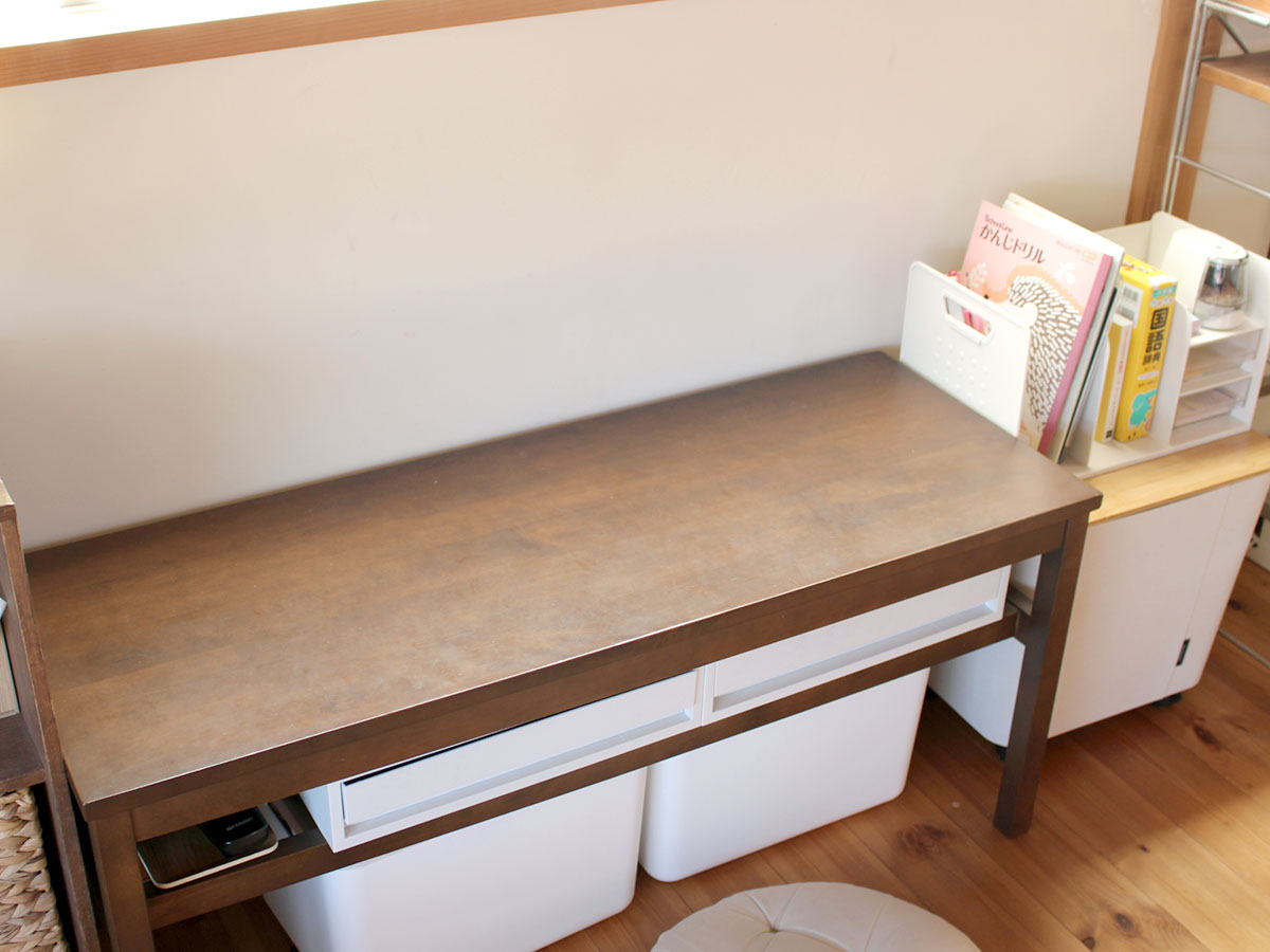 勉強机がなくたって。テーブルが機能的なデスクに変身「収納ブックスタンド」