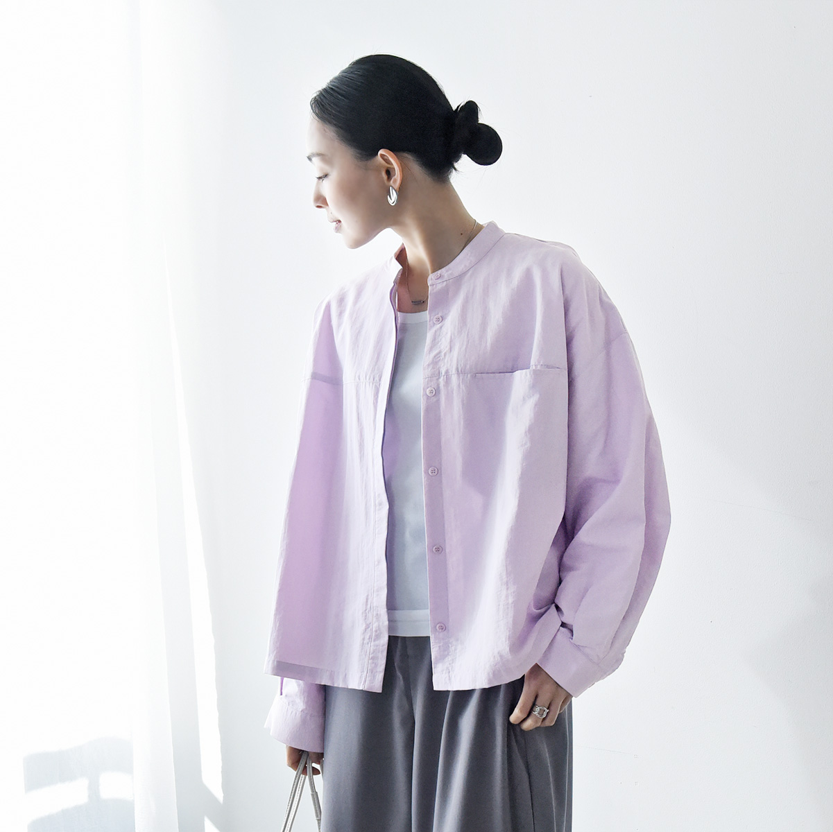 色であそぶ春の装い。後ろ姿に隠れたヒミツあり、風通しのいいブラウス届きました