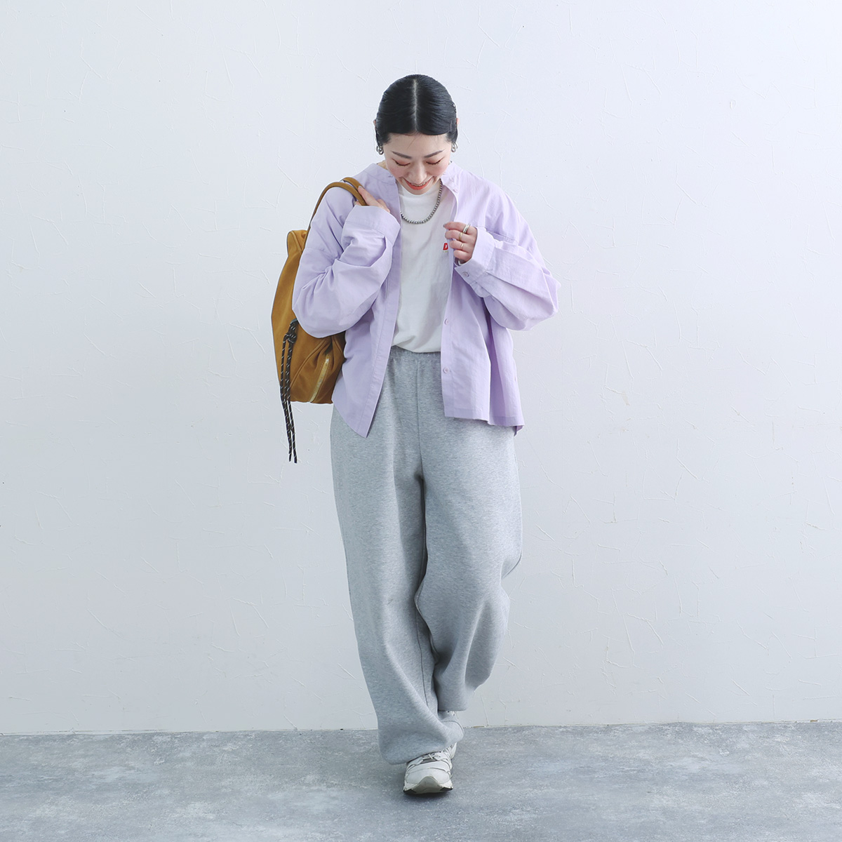 色であそぶ春の装い。後ろ姿に隠れたヒミツあり、風通しのいいブラウス届きました