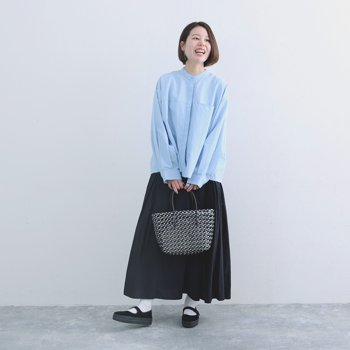 色であそぶ春の装い。後ろ姿に隠れたヒミツあり、風通しのいいブラウス届きました