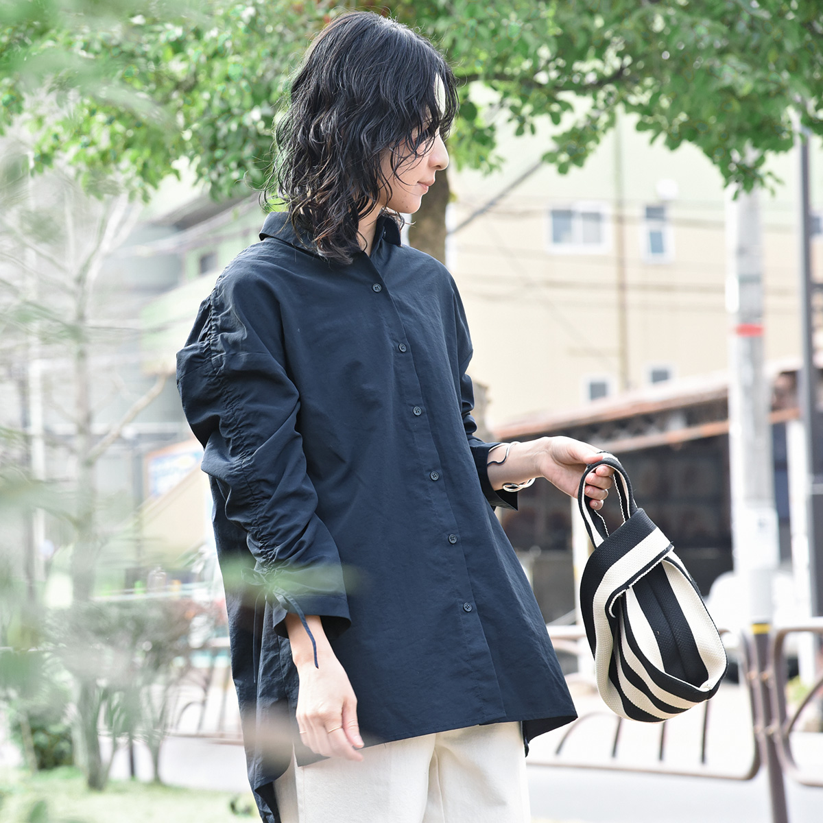 袖くしゅっと印象チェンジ。カジュアル派スタッフ3名になじむ新作アレンジブラウス