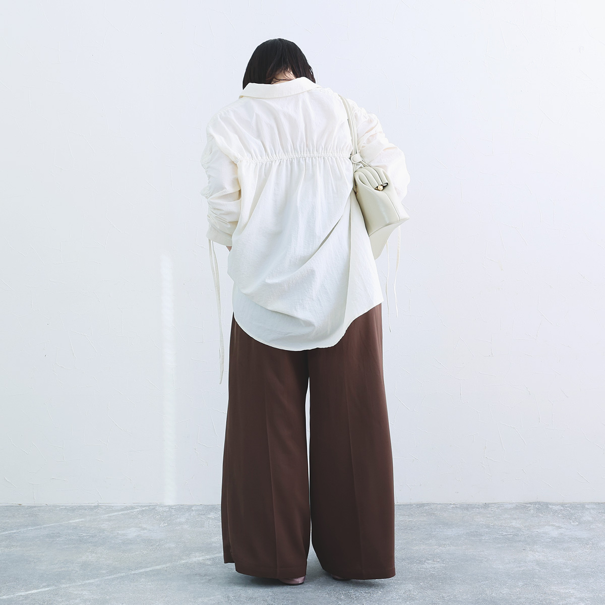 袖くしゅっと印象チェンジ。カジュアル派スタッフ3名になじむ新作アレンジブラウス