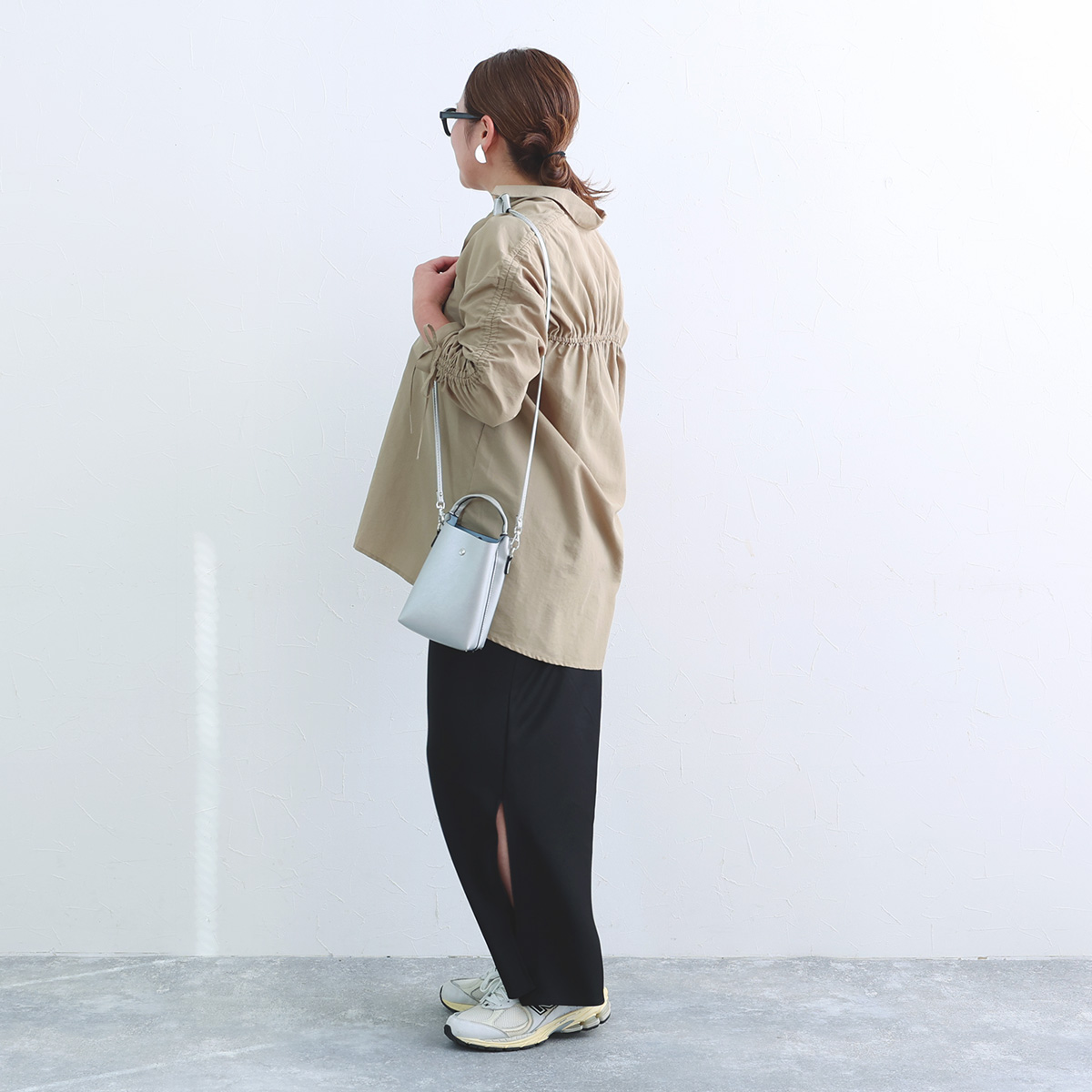 袖くしゅっと印象チェンジ。カジュアル派スタッフ3名になじむ新作アレンジブラウス