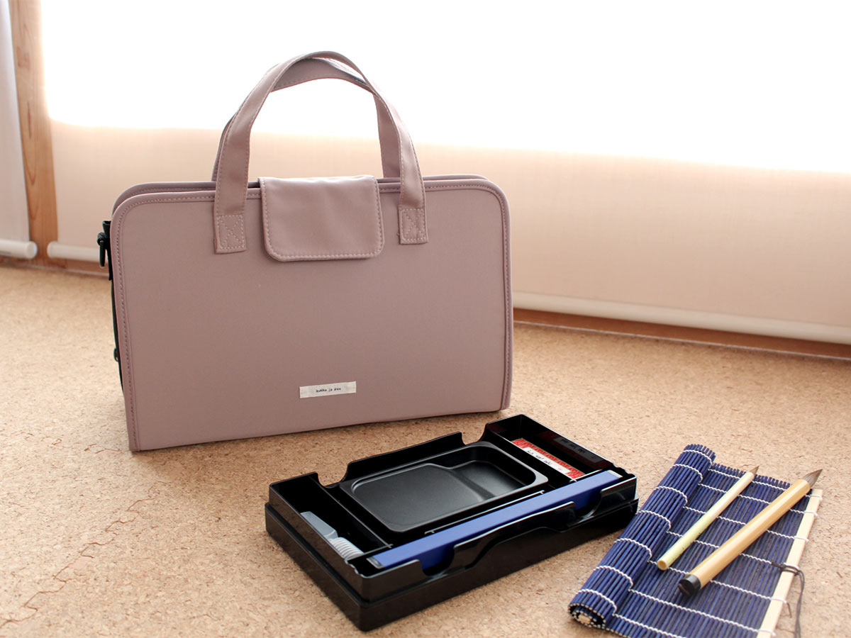 春から小3、はじめての習字に。くすみカラーで特別感「クッカヤプー　書道セット」