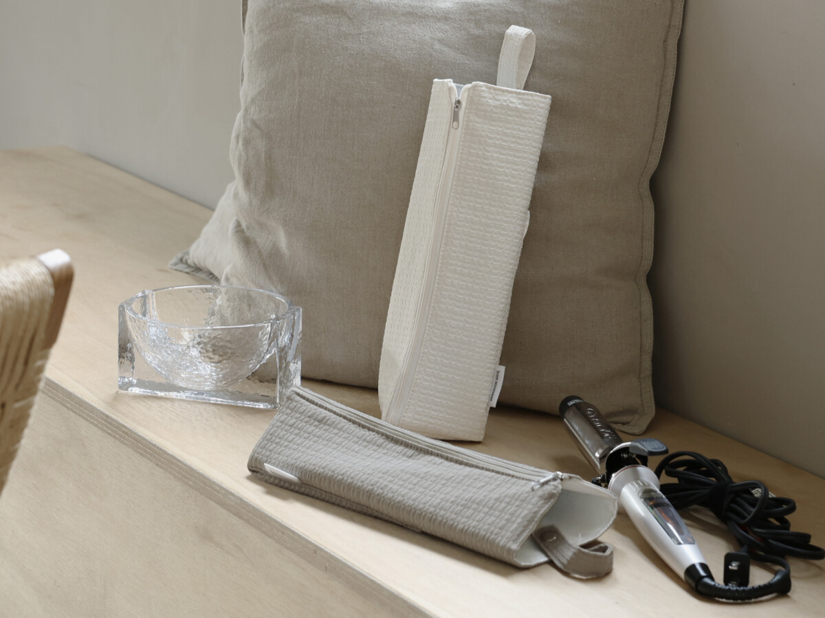 『バタバタの朝・散らかる洗面所』を卒業したい方へ。スタッフの太鼓判、耐熱300℃ヘアアイロンポーチを！