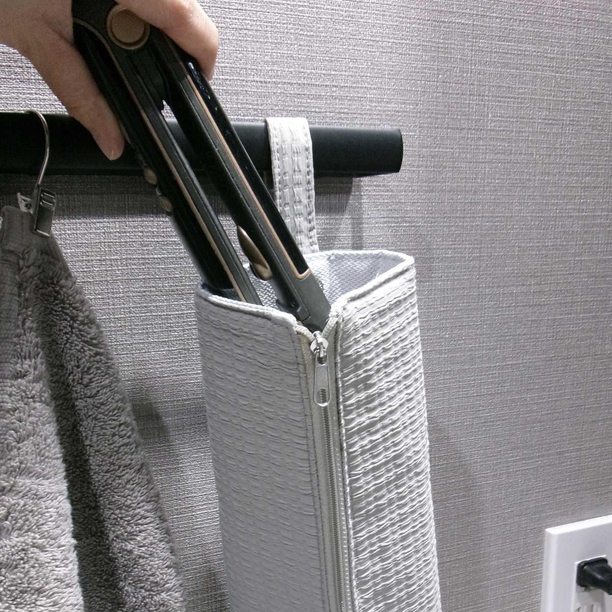 『バタバタの朝・散らかる洗面所』を卒業したい方へ。スタッフの太鼓判、耐熱300℃ヘアアイロンポーチを！