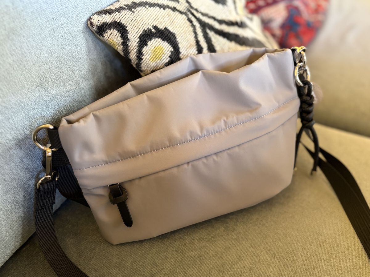 バイヤーの休日に密着、お供したのはフラットなのにたっぷり大容量！ママカルショルダー