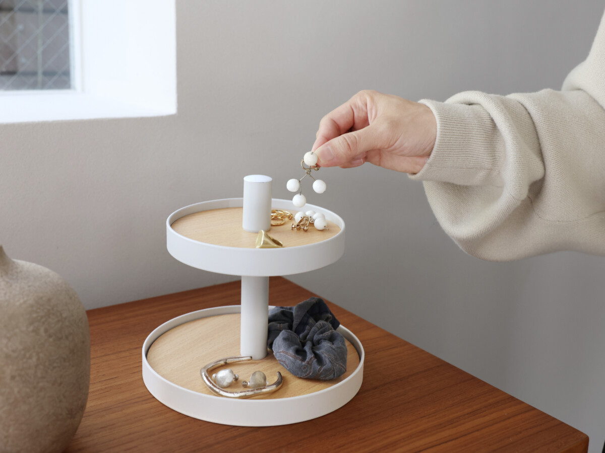 お店のディスプレイ術をサラッと再現！飾れる2段ツリーで、スタッフの「大好きなもの」に特等席を。