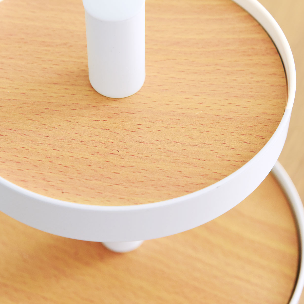 お店のディスプレイ術をサラッと再現！飾れる2段ツリーで、スタッフの「大好きなもの」に特等席を。