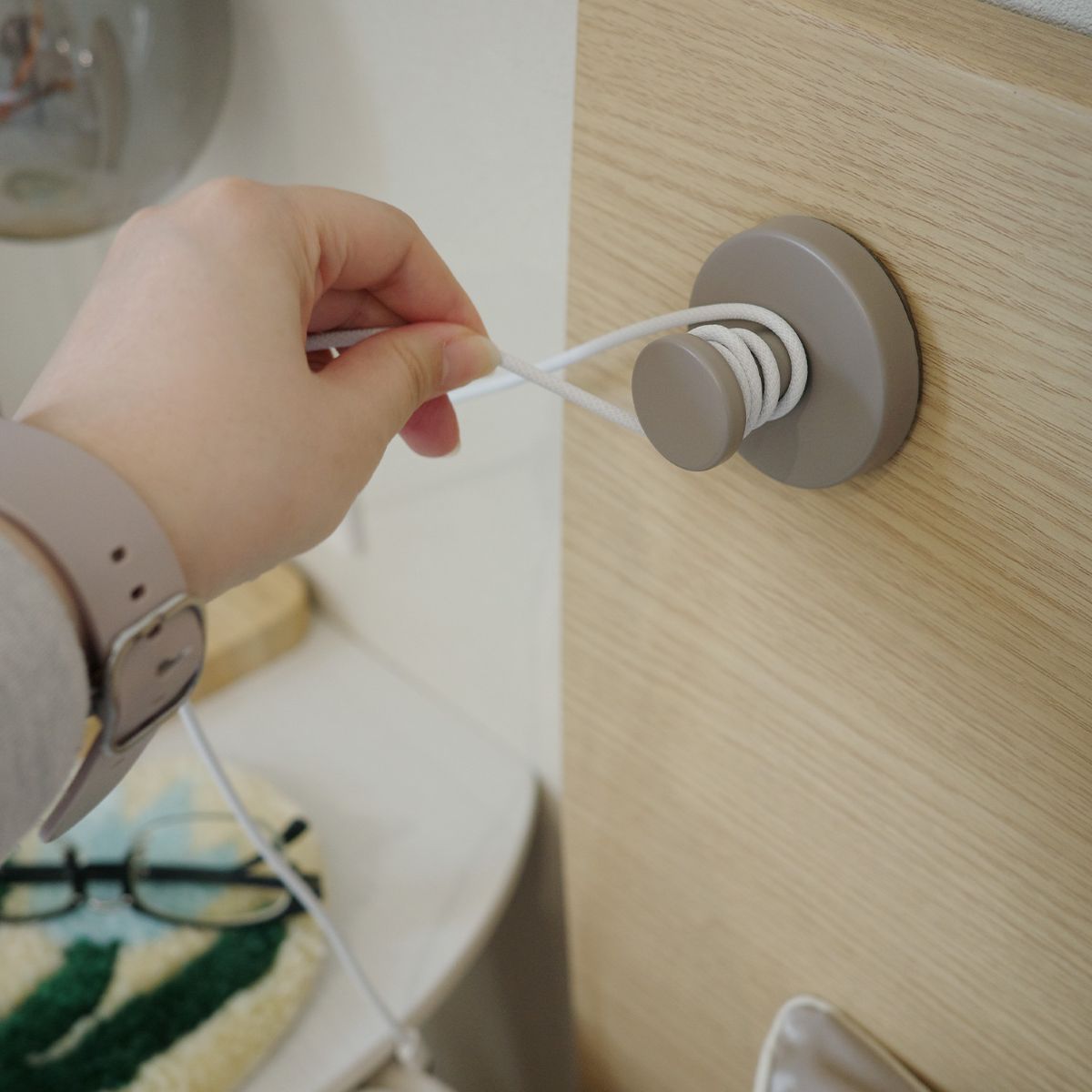 お家のあちこちピタッ。スタッフ宅で使ってみた、SNSでも話題の強力吸盤「真空フック」