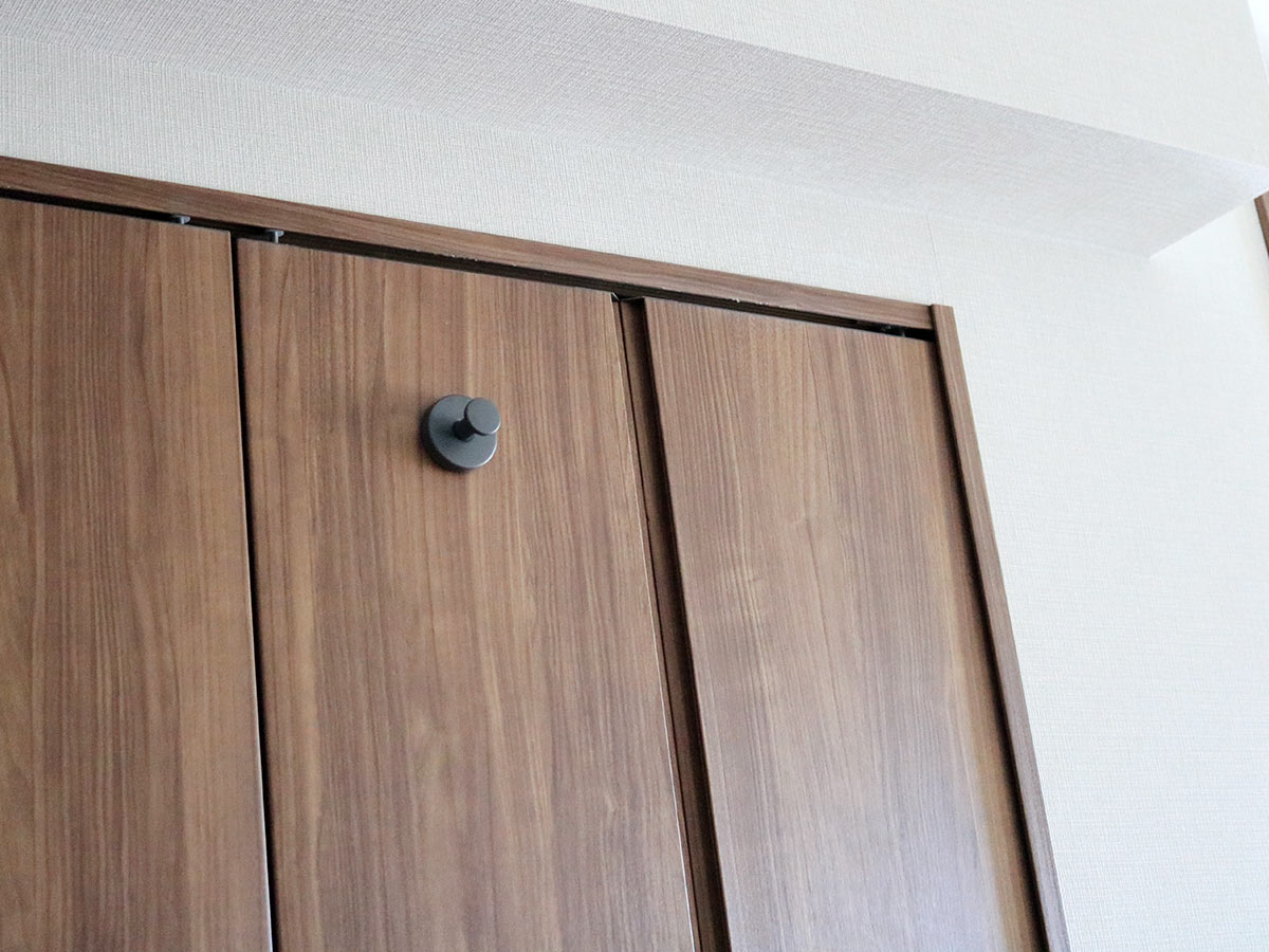 お家のあちこちピタッ。スタッフ宅で使ってみた、SNSでも話題の強力吸盤「真空フック」