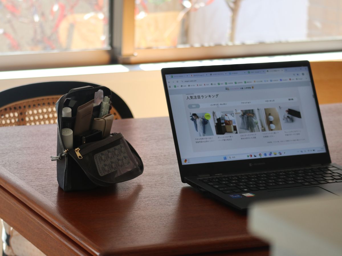 お家から外へ、どこでもワープ！スリムなのにたっぷり大容量の『旅するポーチ』スタッフはどう使う？