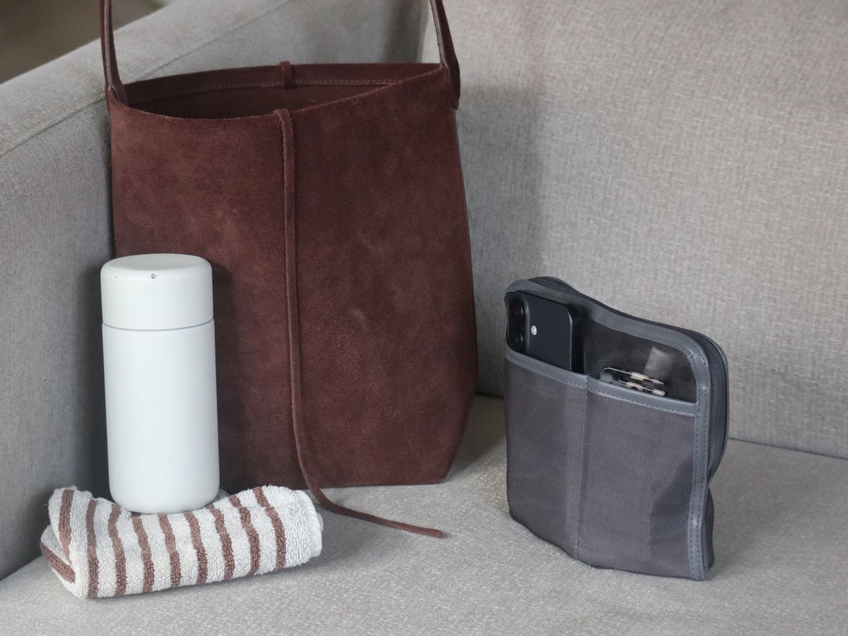 お家から外へ、どこでもワープ！スリムなのにたっぷり大容量の『旅するポーチ』スタッフはどう使う？